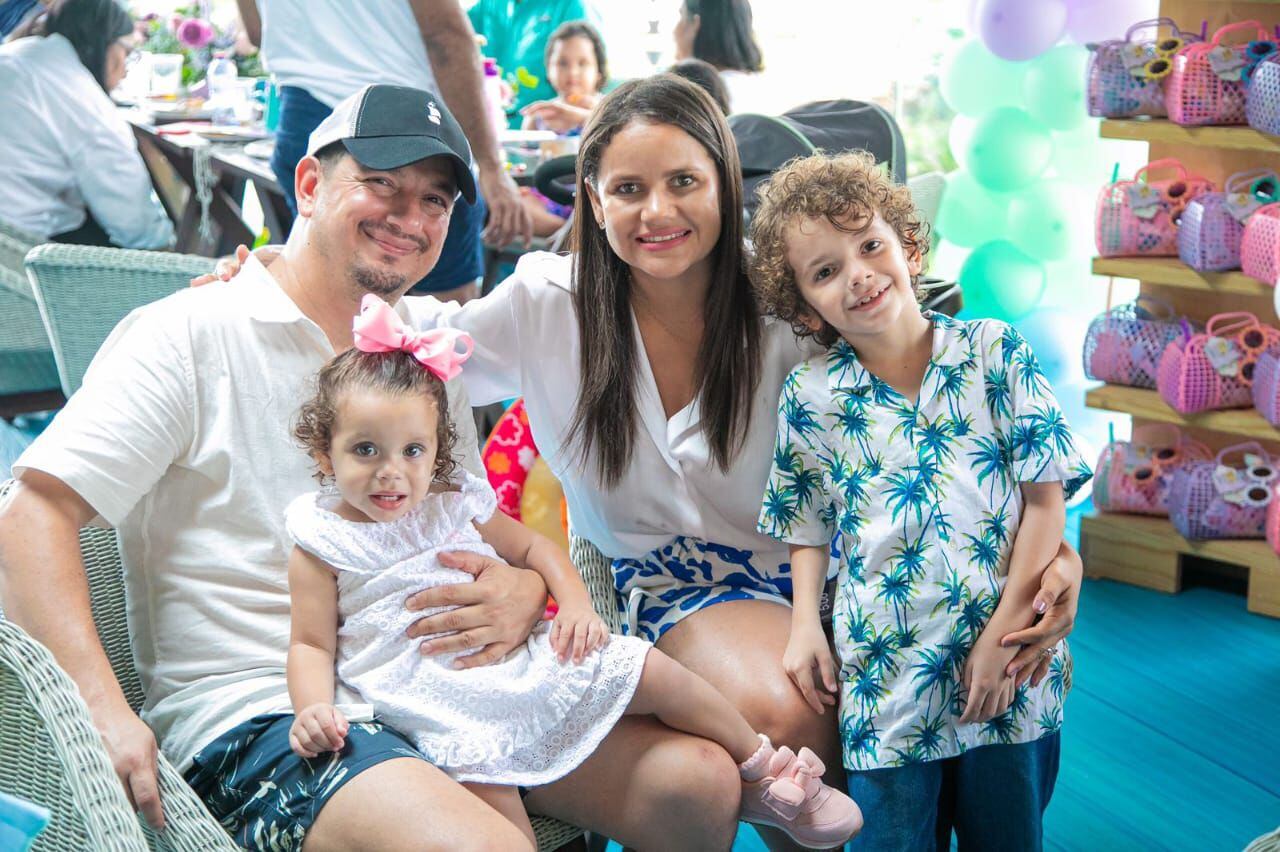 El costarricense Hugo Irizarry Porras, su esposa la dominicana Anyela Ramírez y sus hijos Ella Victoria y Jonathan.