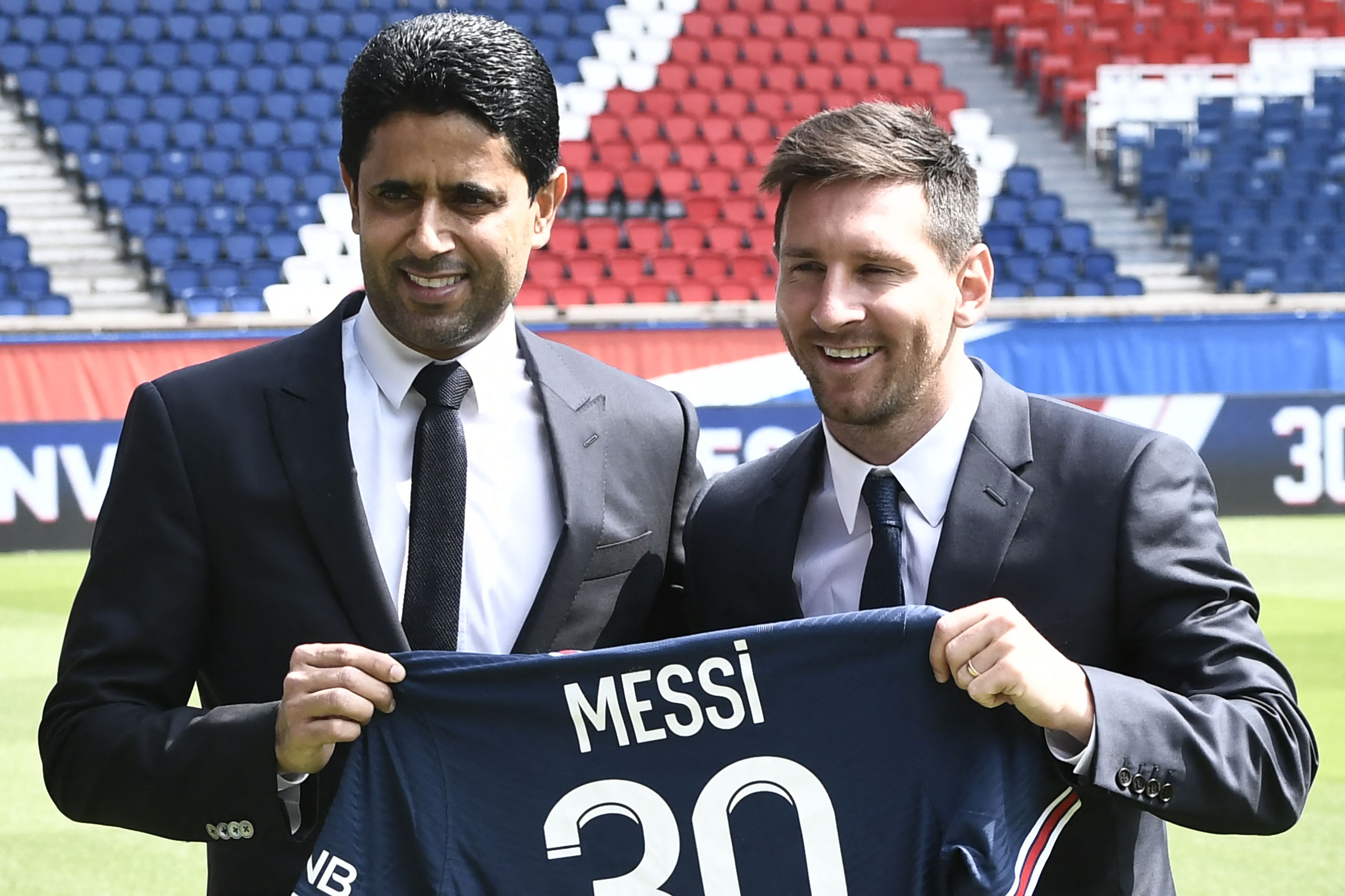 El presidente del París Saint-Germain, el catarí Nasser Al-Khelaifi (izq.) junto a Lionel Messi, en agosto del 2021.  