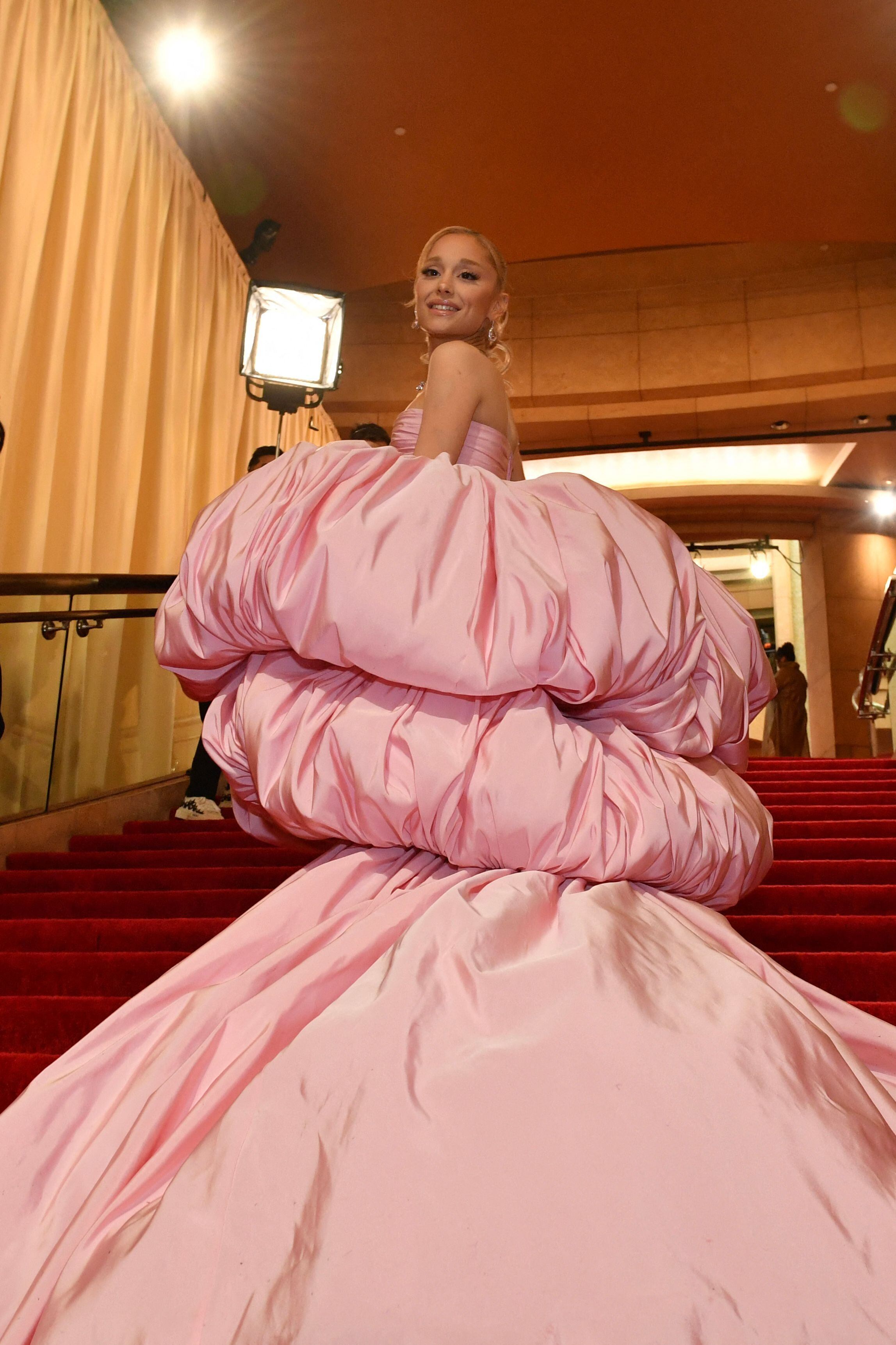 Ariana Grande llegó a los Óscar vistiendo un largo y pomposo vestido rosado de cola. La actriz y cantante fue una de las presentadoras de la noche. 