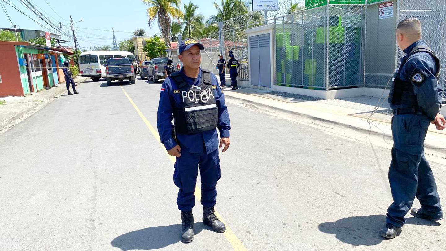 Varios oficiales resguardaron el sitio del tiroteo, mientras otros siguieron a los pistoleros, quienes se atrincheraron en una propiedad cercana. Foto: Raúl Cascante.