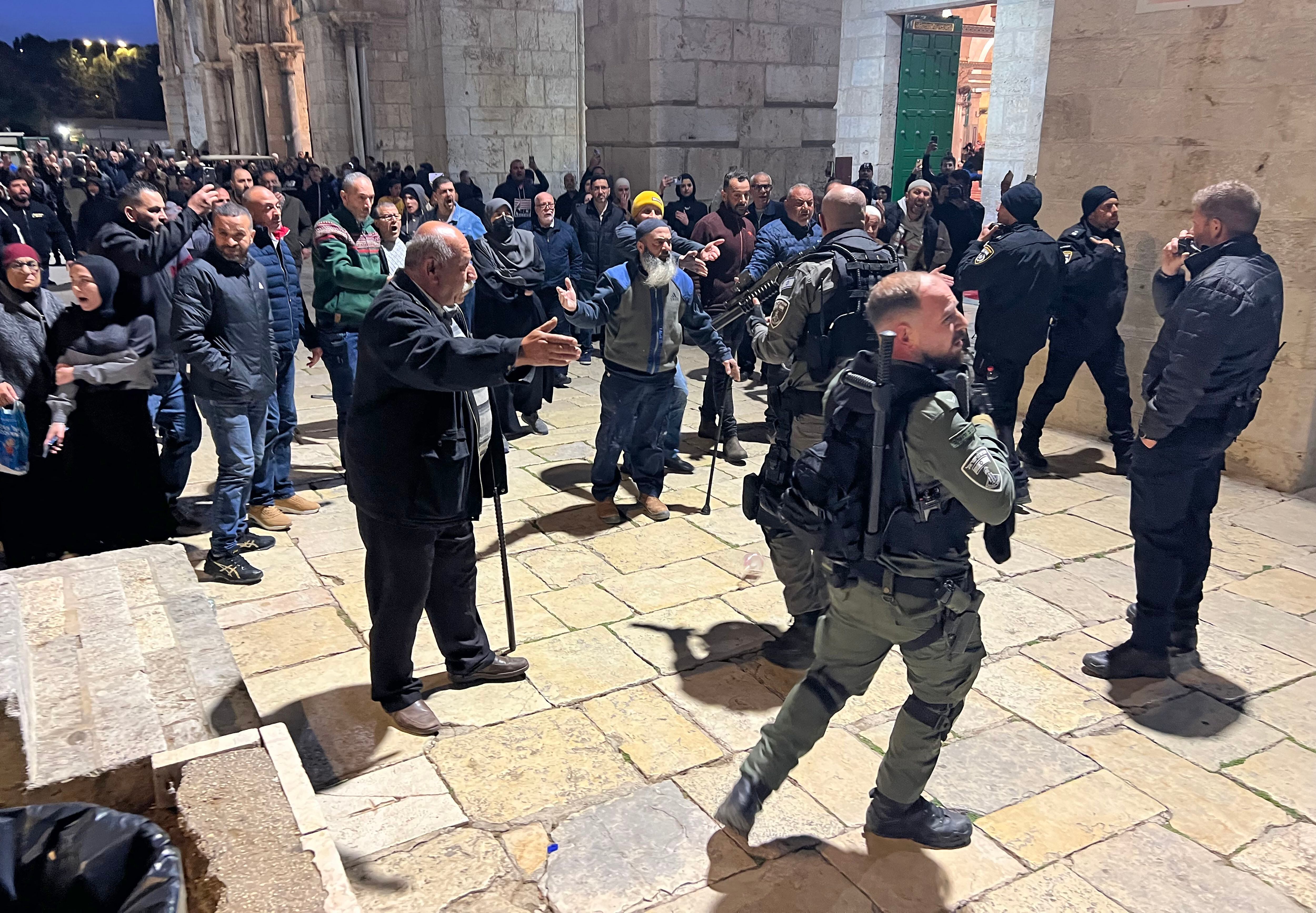 Más de 350 detenidos por enfrentamientos en la mezquita de Al Aqsa en Jerusalén
