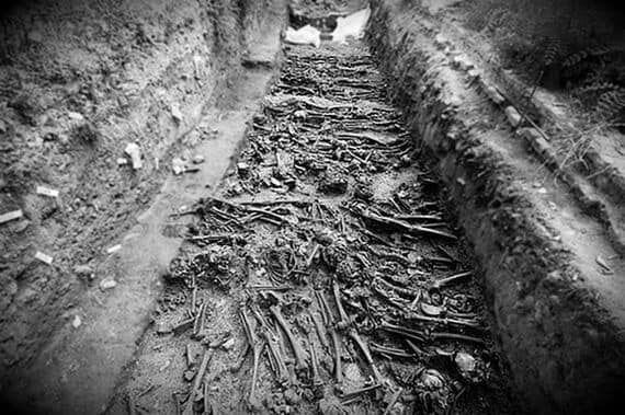 En el 2007, unos excavadores encontraron fosas comunes que tenían 1.500 cadáveres aproximadamente.