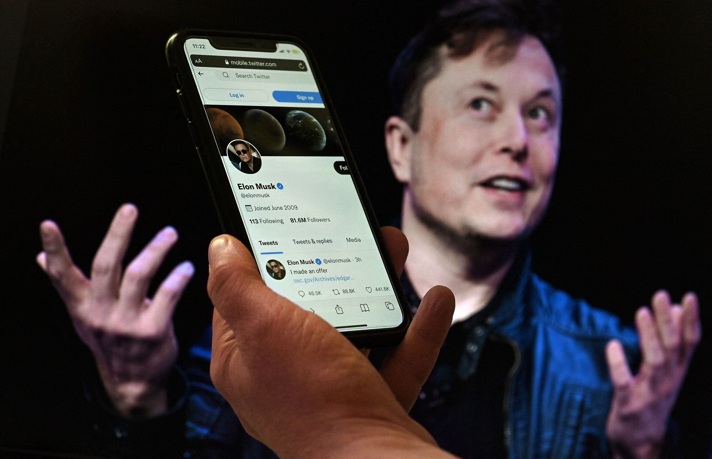 Elon Musk tiene casi 135 millones de seguidores en Twitter y su cuenta también ha publicado contenido falso. 