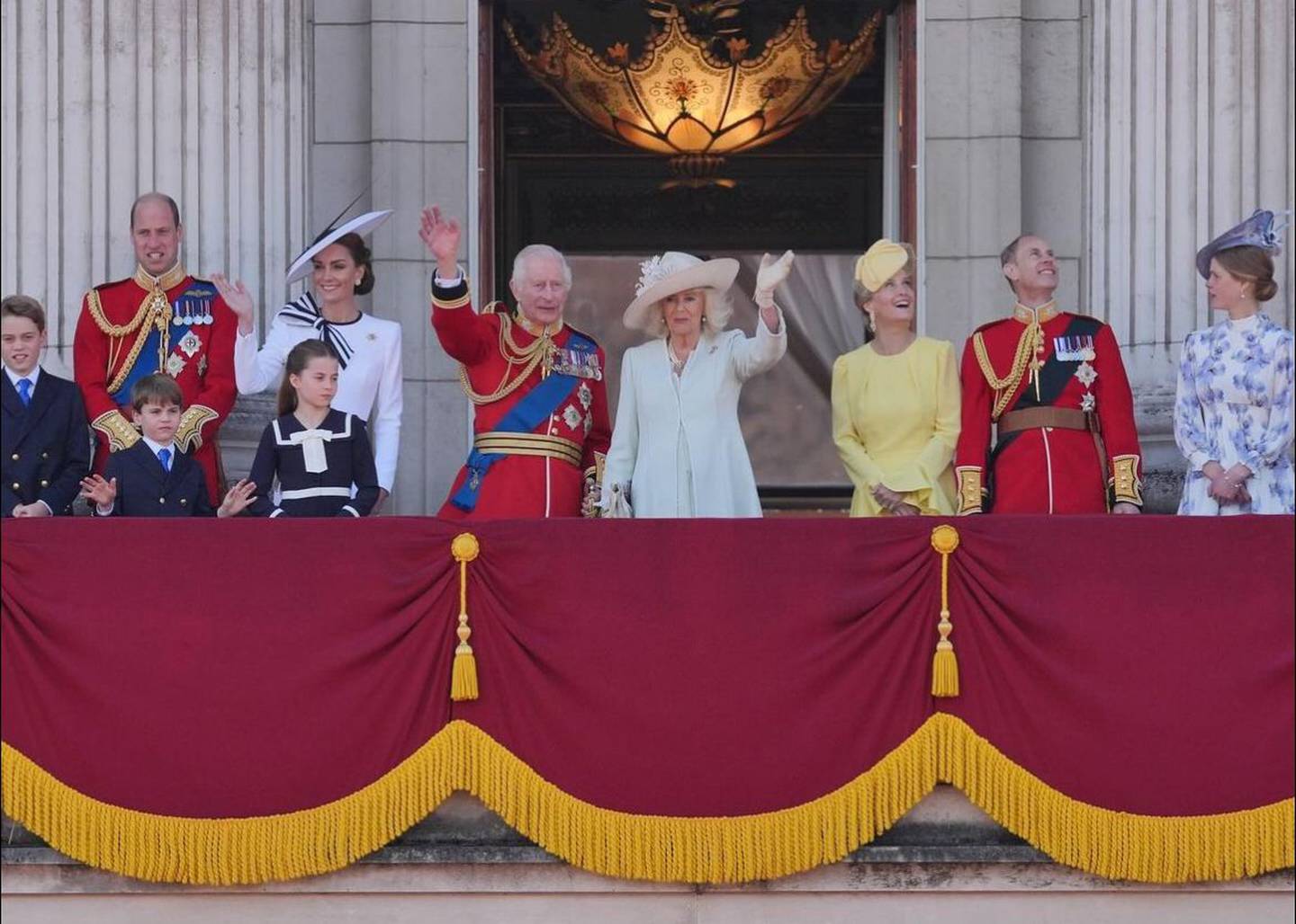 La familia real saludó al público en el balcón del palacio de Buckingham.