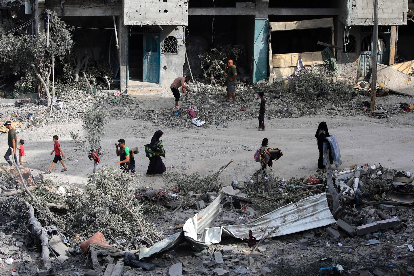 Durante la operación, se destruyeron casas con los habitantes todavía dentro, y había tiendas y coches en llamas a causa de los bombardeos.