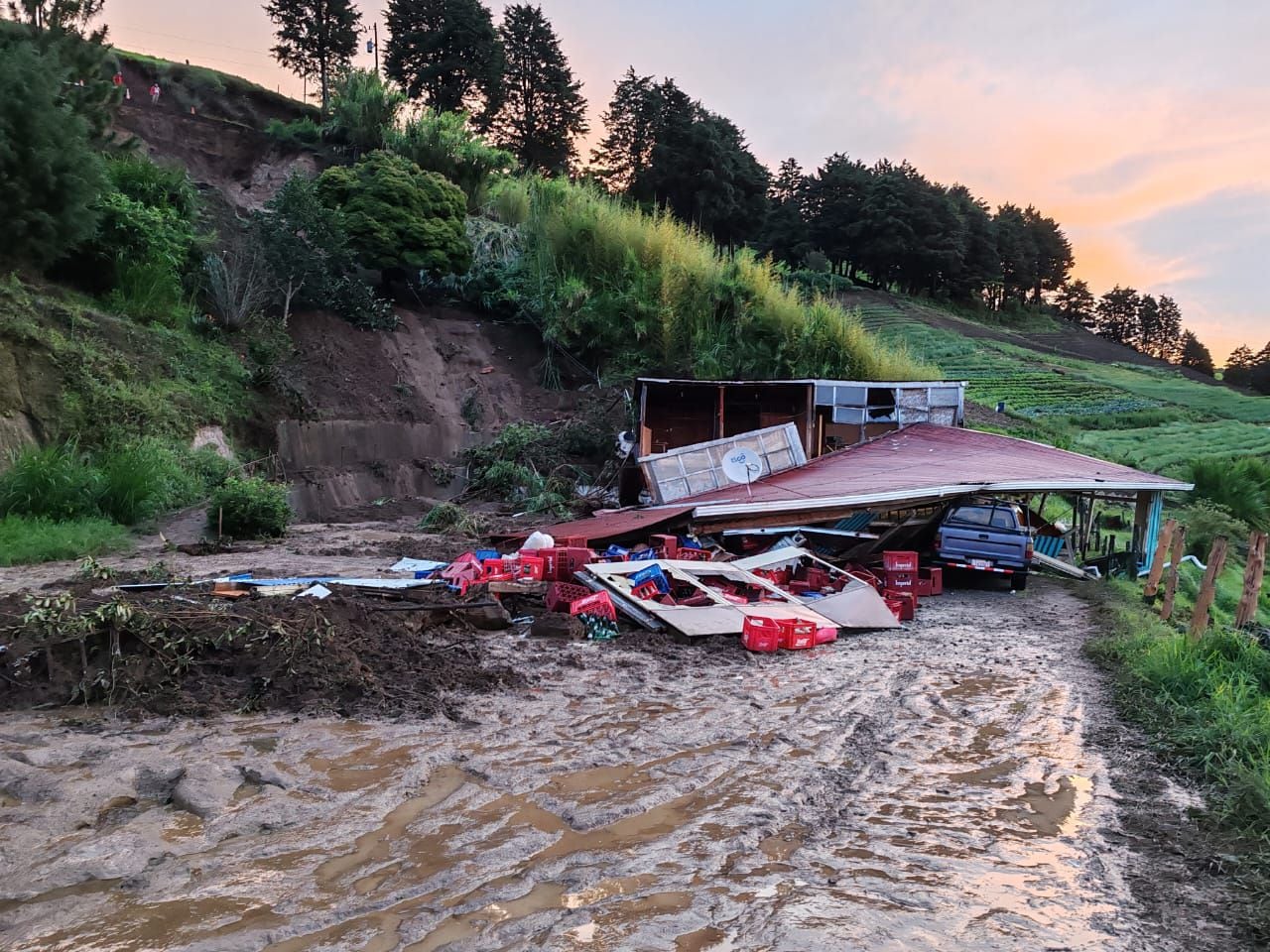 Esta taberna en Laguna de Zarcero colapsó cuando un desprendimiento de tierra le cayó encima en medio de fuertes lluvias el 23 de junio. Foto: Cortesía