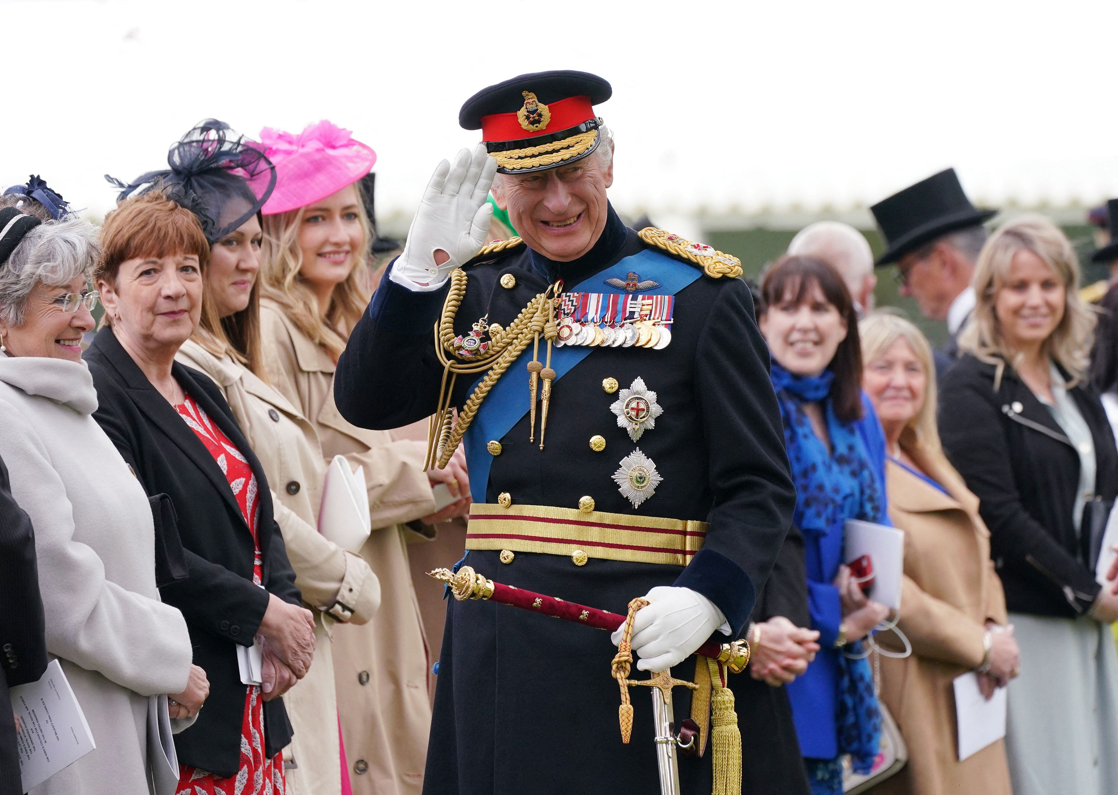 Además de la herencia real, el Rey Carlos III, cuenta con inversiones varias, entre propiedades y rentas comerciales. En la fotografía, el monarca saluda a los invitados de una ceremonia oficial realizada el 27 de abril. Foto AFP
