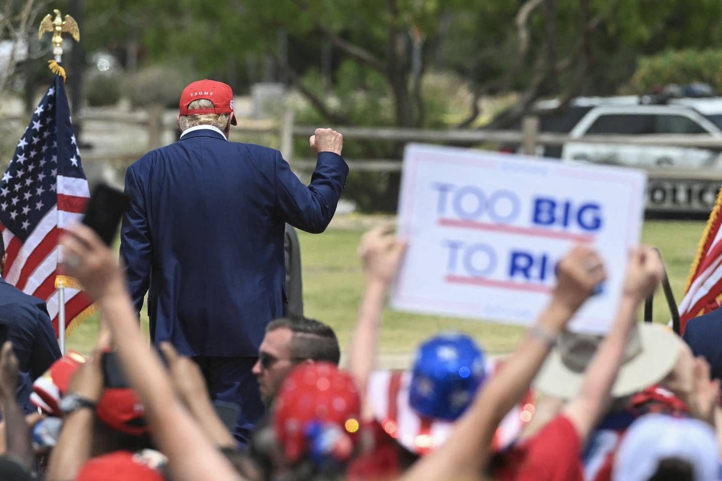 El expresidente de Estados Unidos y candidato presidencial republicano Donald Trump se marcha después de hablar durante un mitin de campaña en Sunset Park en Las Vegas, Nevada.