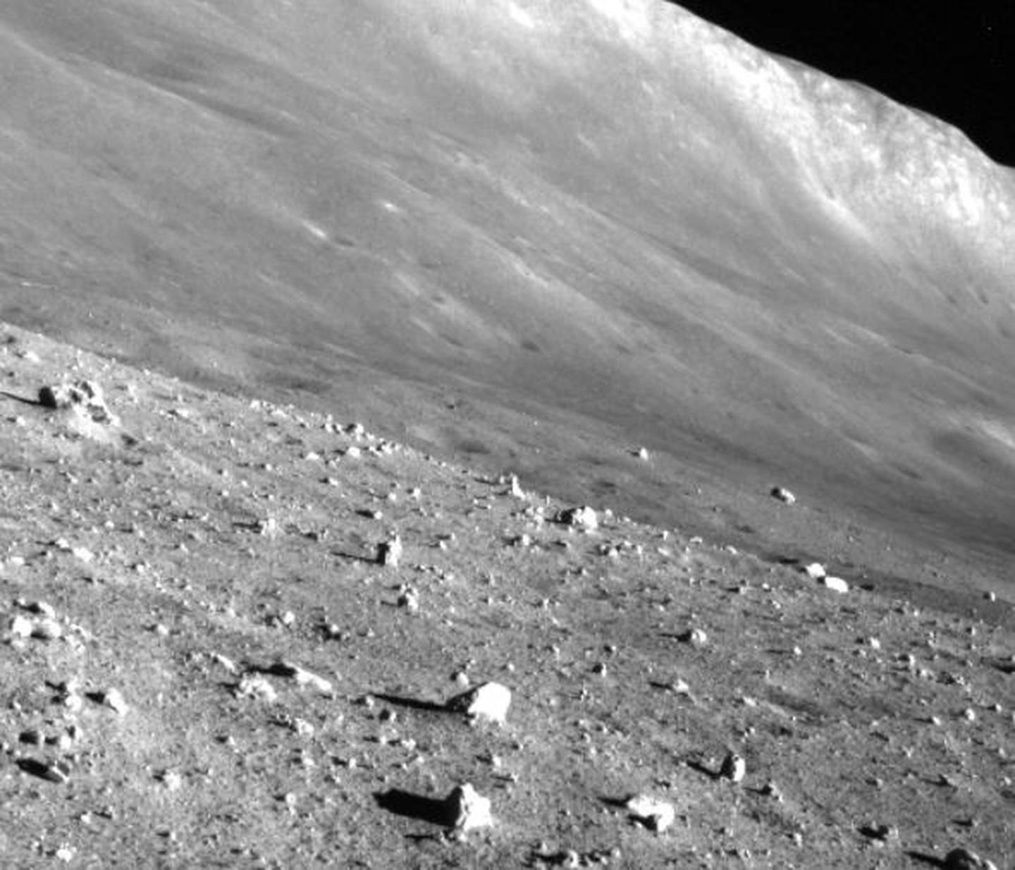 Descubren túnel subterráneo en la Luna, potencial tubo de lava, vital para futuras misiones.