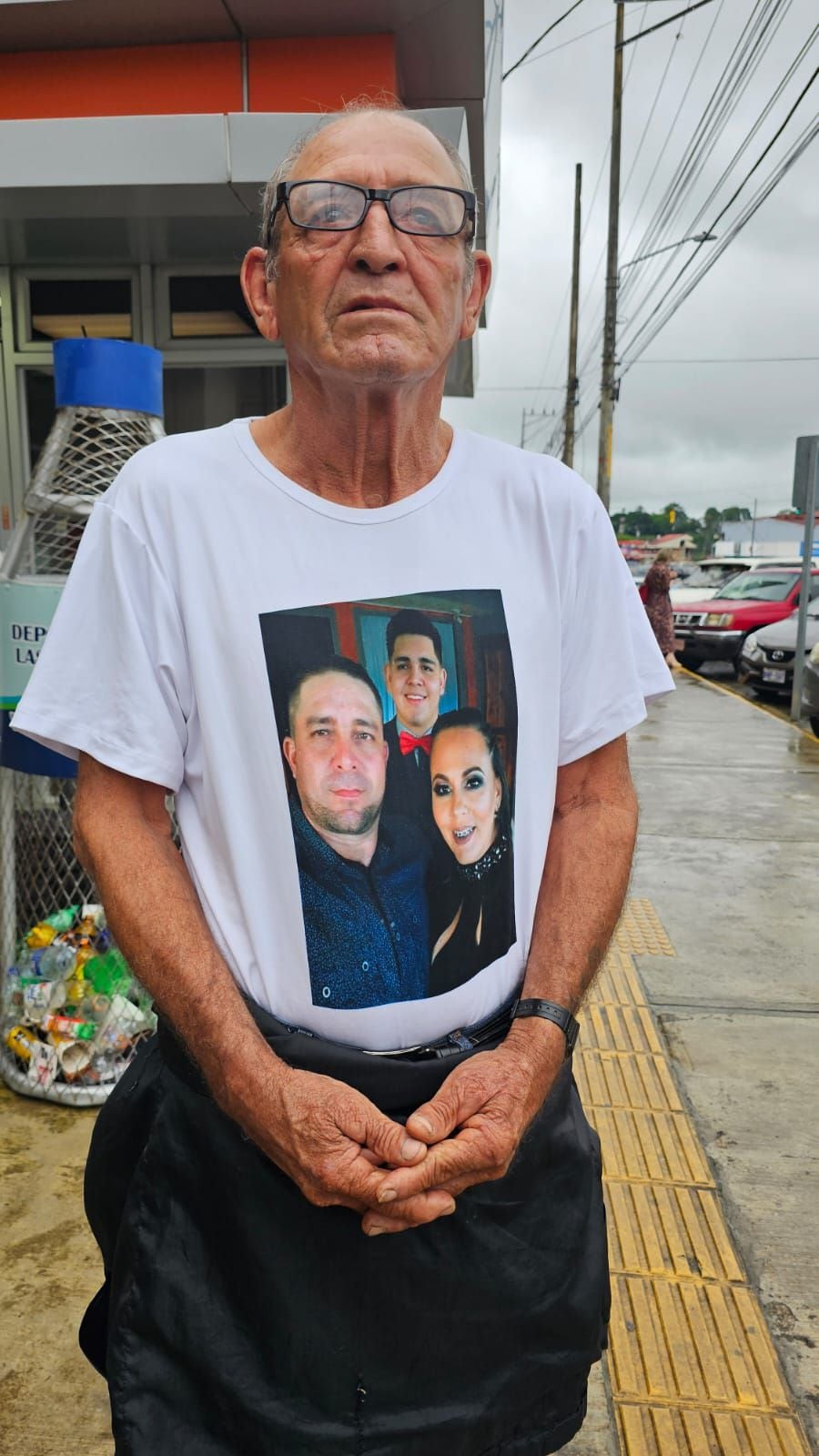 Eladio Quesada Ramírez se presentó al Tribunal con un estampado de su hijo, su nuera y su nieto en la camisa. Foto: Darío Cordero.