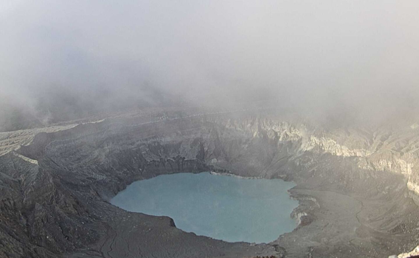 La tarde de este 15 de marzo, la laguna cratérica del Poás lucía llena y grisácea. su temperatura es de 40 grados Celsius, Foto: Ovsicori.
