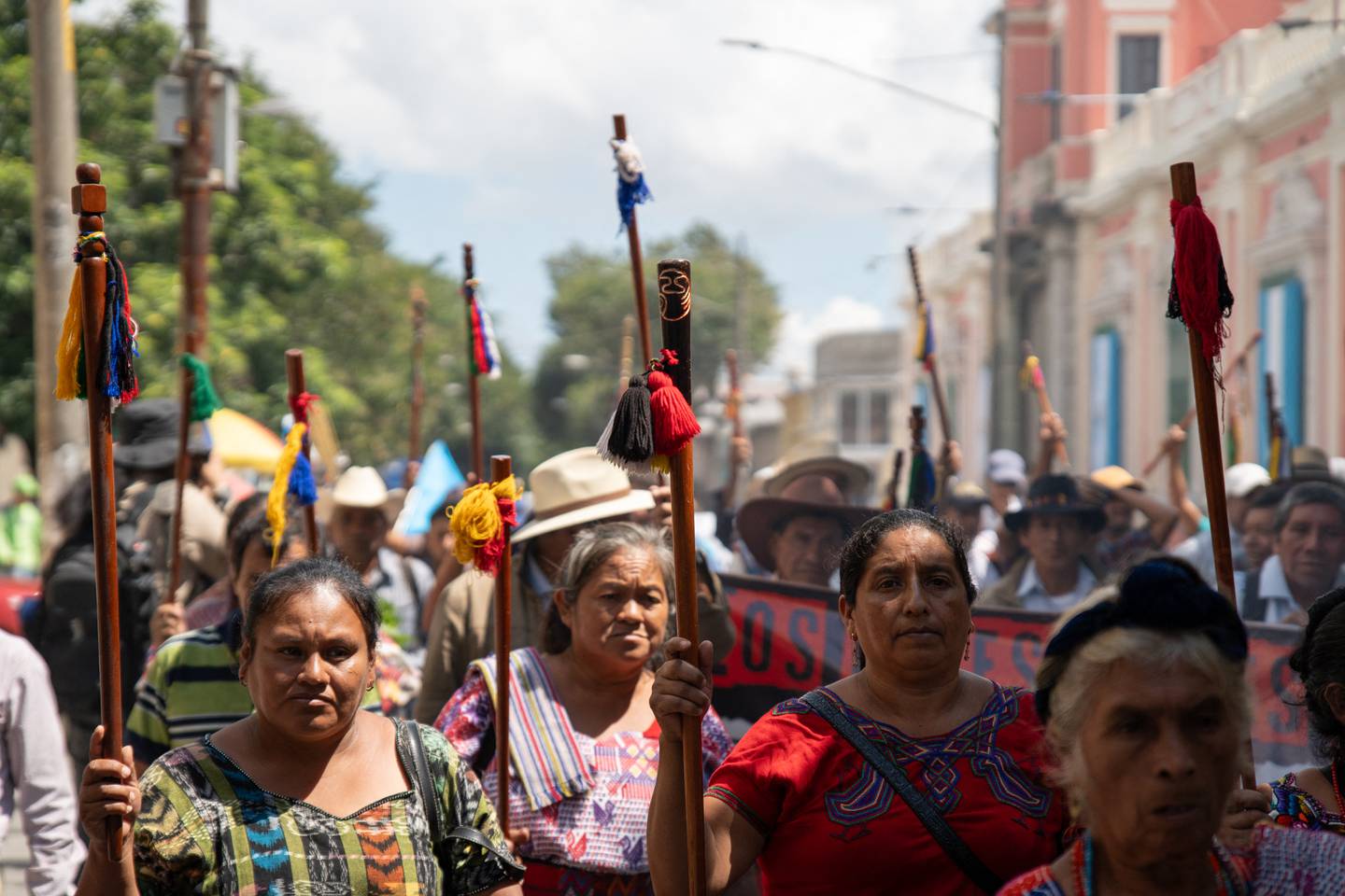 Indígenas participan en una manifestación para exigir la renuncia de la fiscal general Consuelo Porras, el fiscal anticorrupción Rafael Curruchiche y otros funcionarios judiciales acusados ​​de generar una crisis electoral en la Ciudad de Guatemala