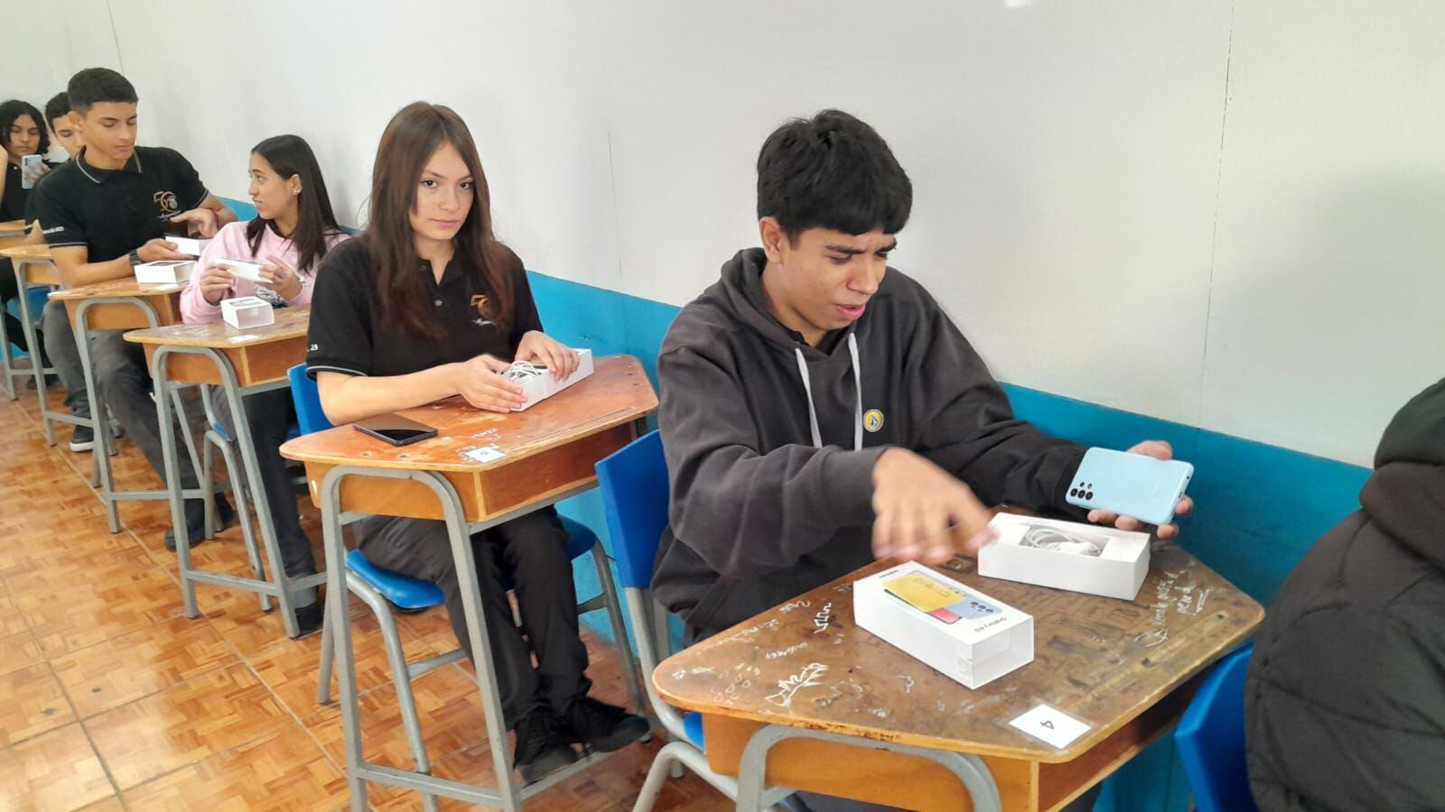 Estudiantes del Liceo de Alajuelita iniciaron pruebas nacionales estandarizadas con celulares que fueron donados por el Instituto Nacional de Estadística y Censos (INEC).