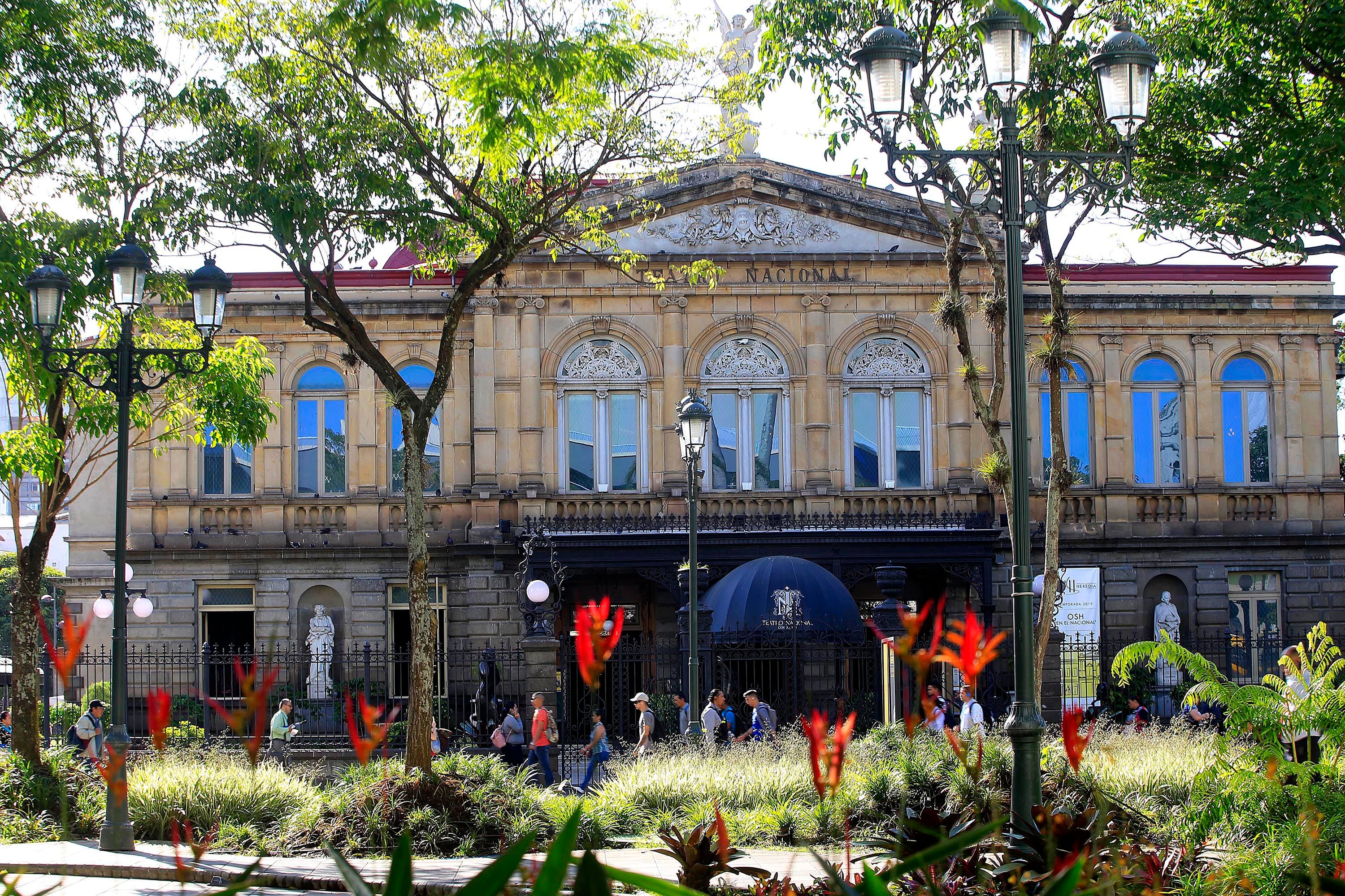Fotografía del Teatro Nacional, uno de los edificios históricos que se ubican en el corazón de la capital costarricense. En él se desarrollan importantes actividades culturales y artísticos. 