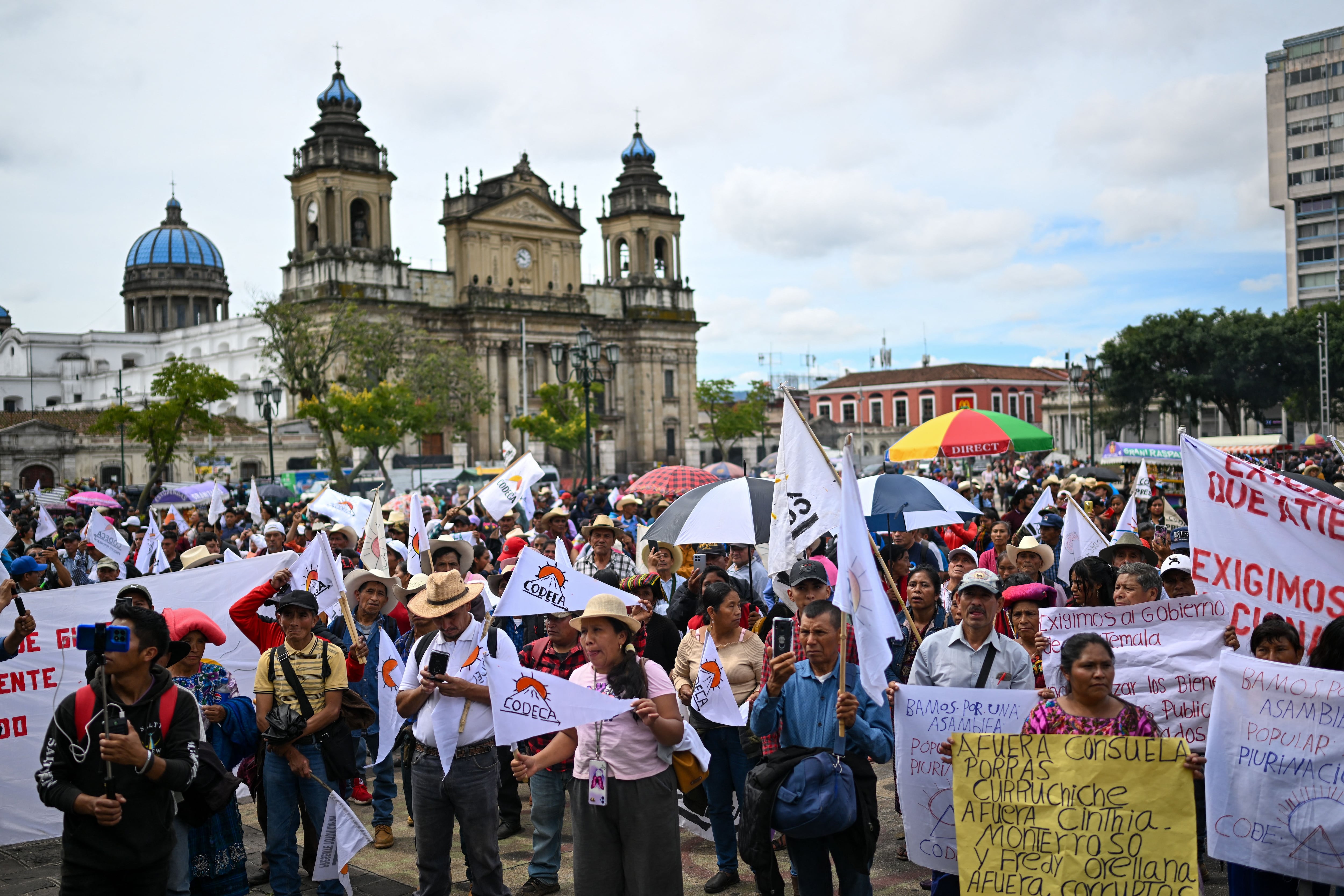 Los manifestantes pidieron la reducción de los costos de los productos de la canasta básica y la nacionalización de la energía eléctrica, que actualmente está en manos de empresas privadas en Guatemala.