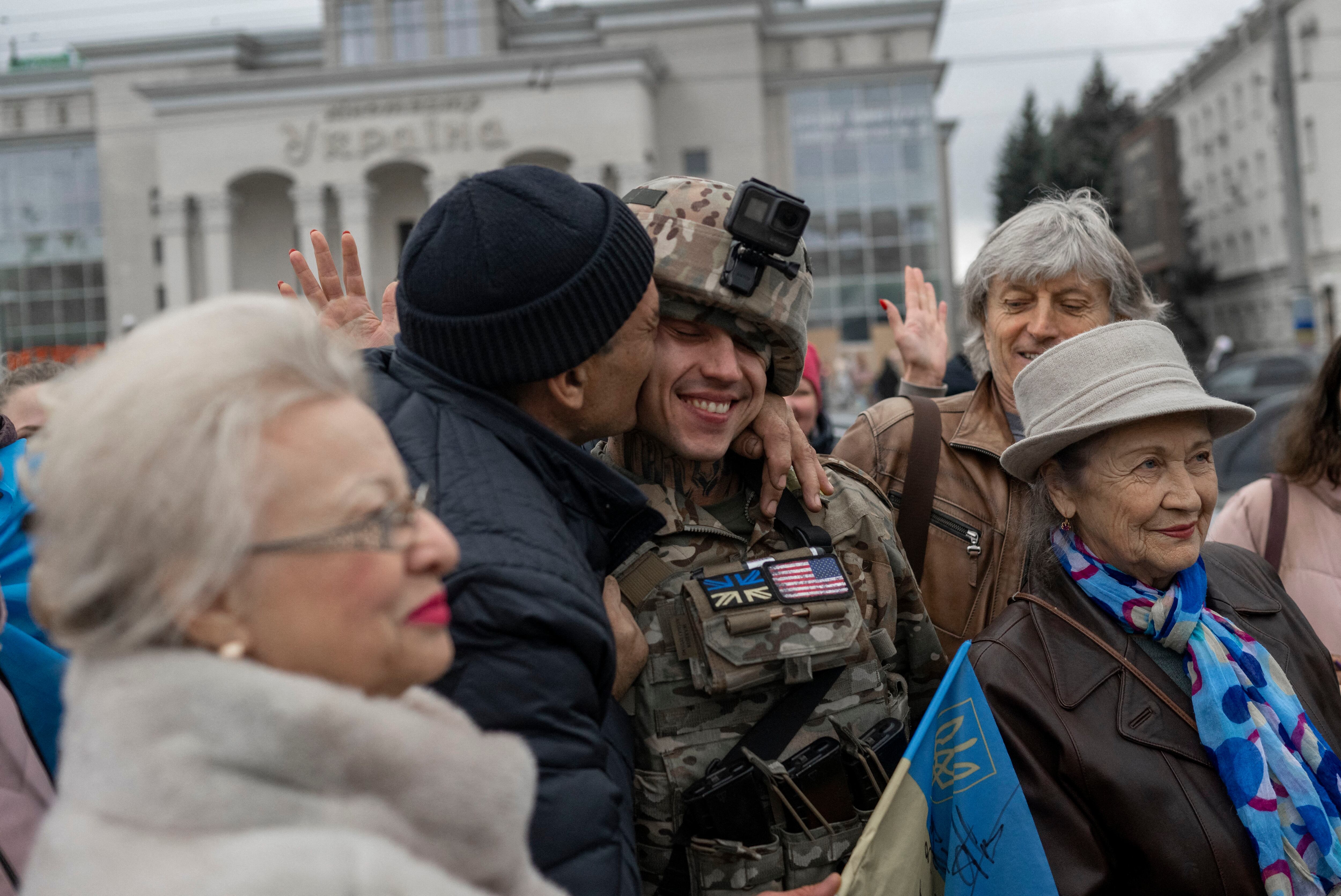 El 13 de noviembre de 2022, un hombre abrazó y besó a un soldado ucraniano mientras los residentes locales se reunían para celebrar la liberación de Kherson, en medio de la invasión rusa de Ucrania. 