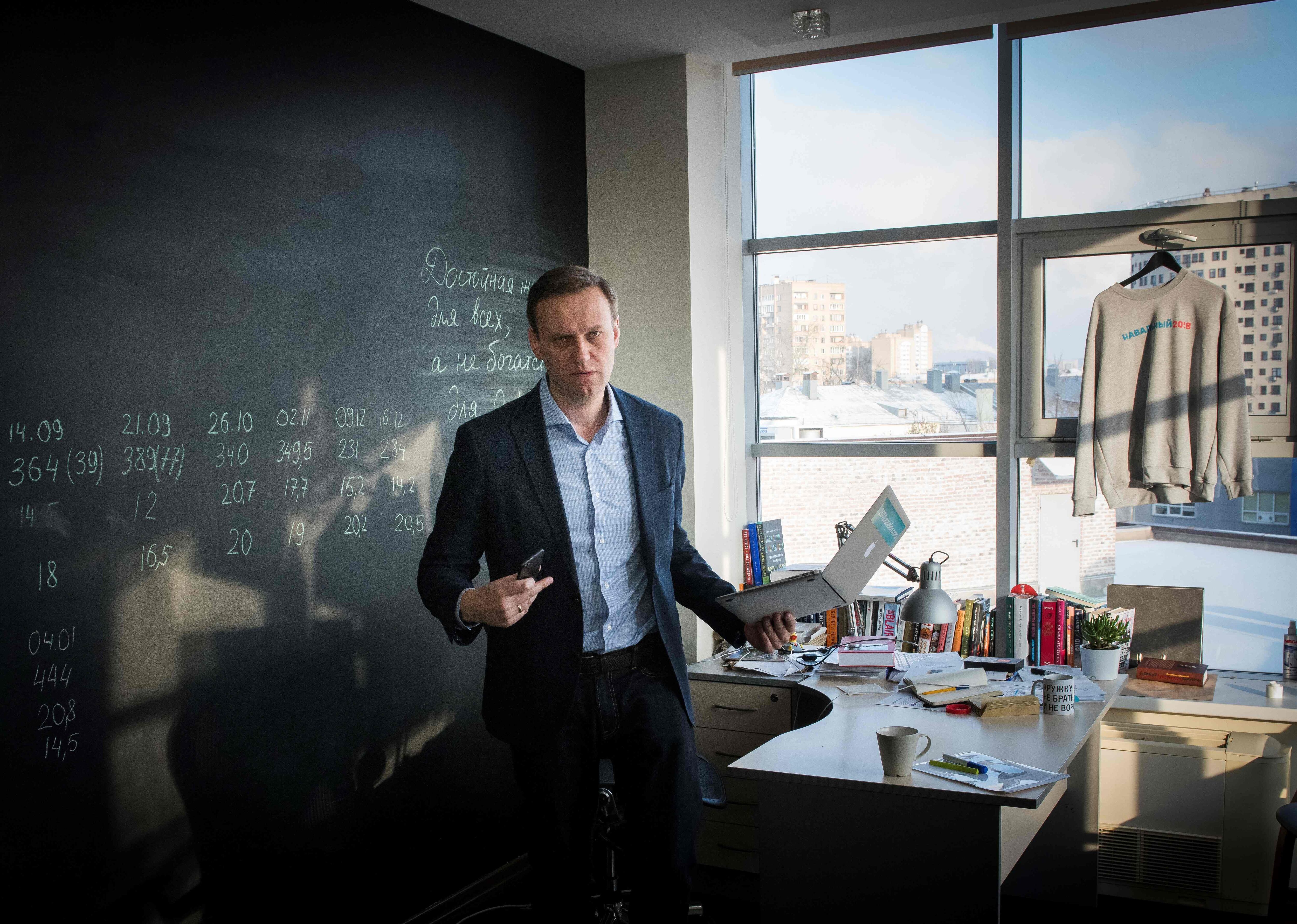  Alexéi Navalny en una fotografía de archivo en su oficina de la Fundación Anticorrupción en Moscú, en 2018.