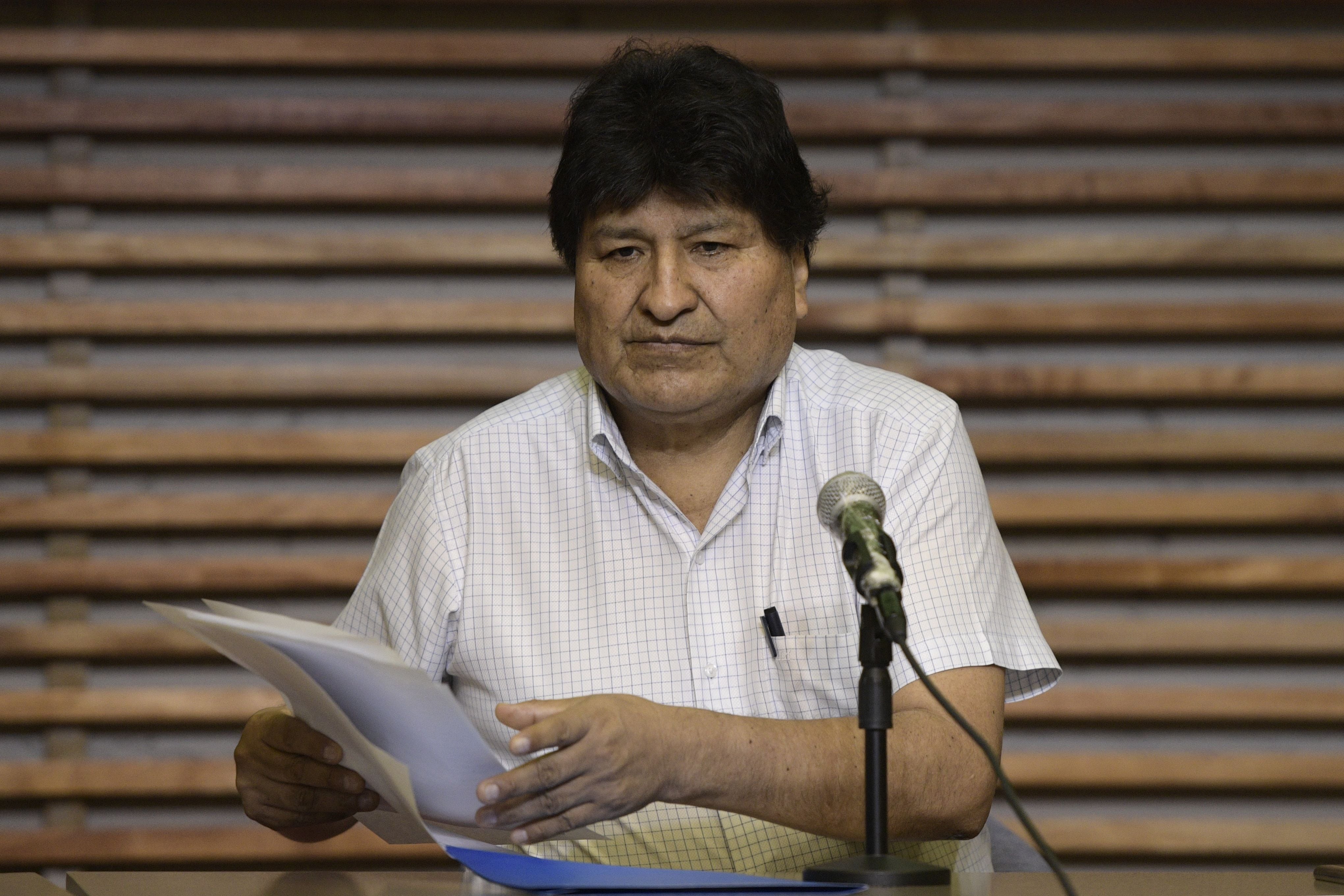 El expresidente Evo Morales acusa a Luis Arce de orquestar un 'autogolpe', cuestionando la veracidad de los eventos del 26 de junio.