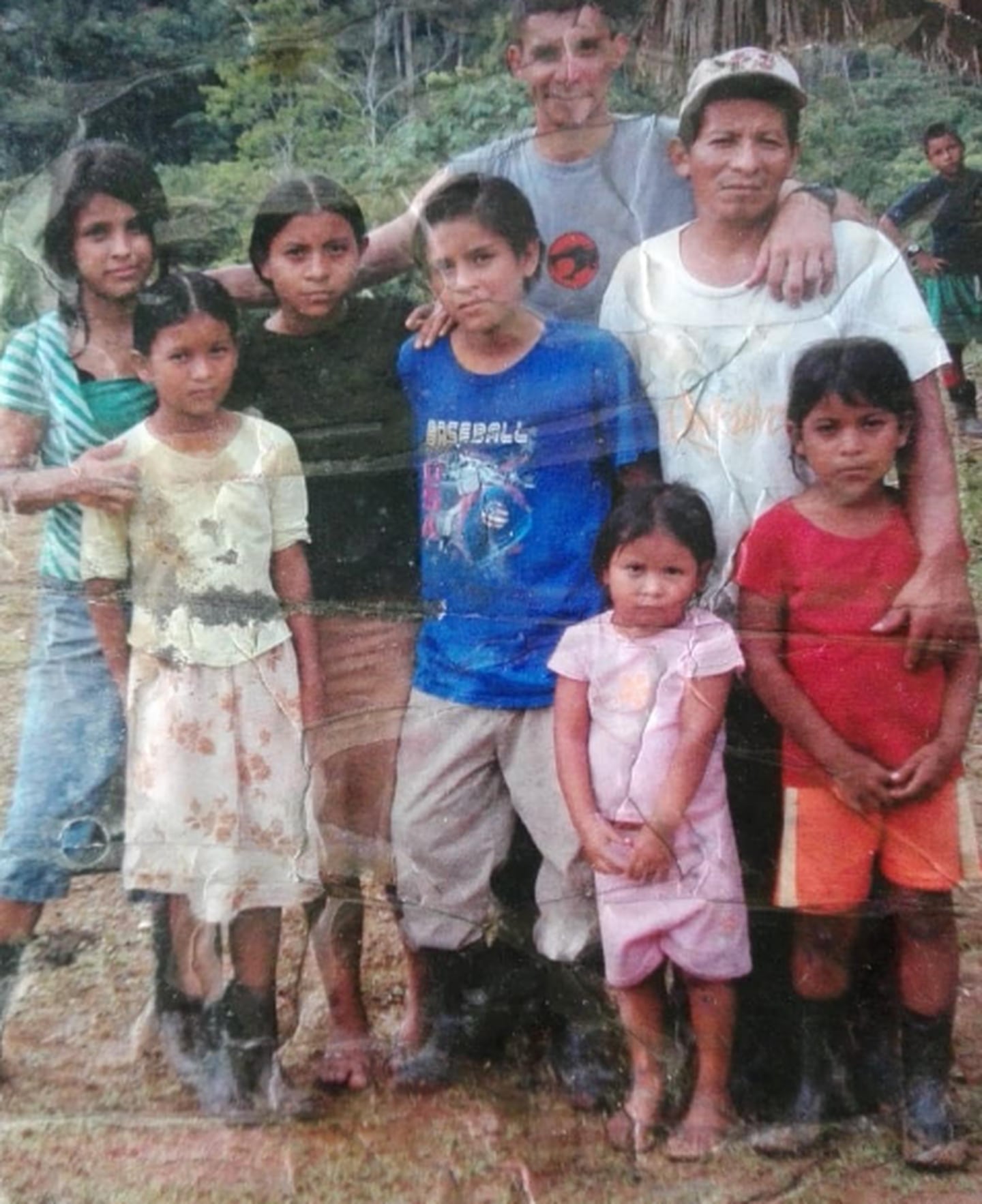 Moisés Salguero, de azul, junto a sus primos en el territorio Tjái en Valle la Estrella, en Limón. Foto: Moisés Salguero para LN