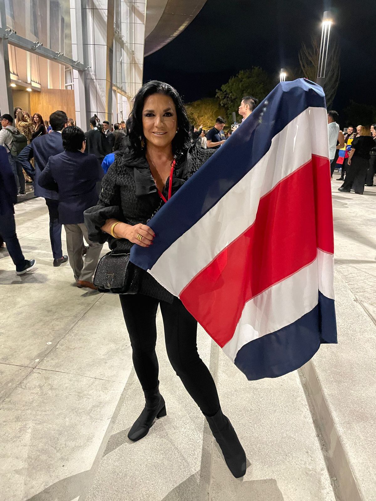 Gabriela Alfaro, directora del Miss Costa Rica, llegó al Gimnasio Nacional José Adolfo Pineda con su respectiva bandera.  Apoyar con todo a Lisbeth Valverde era la consigna. 
