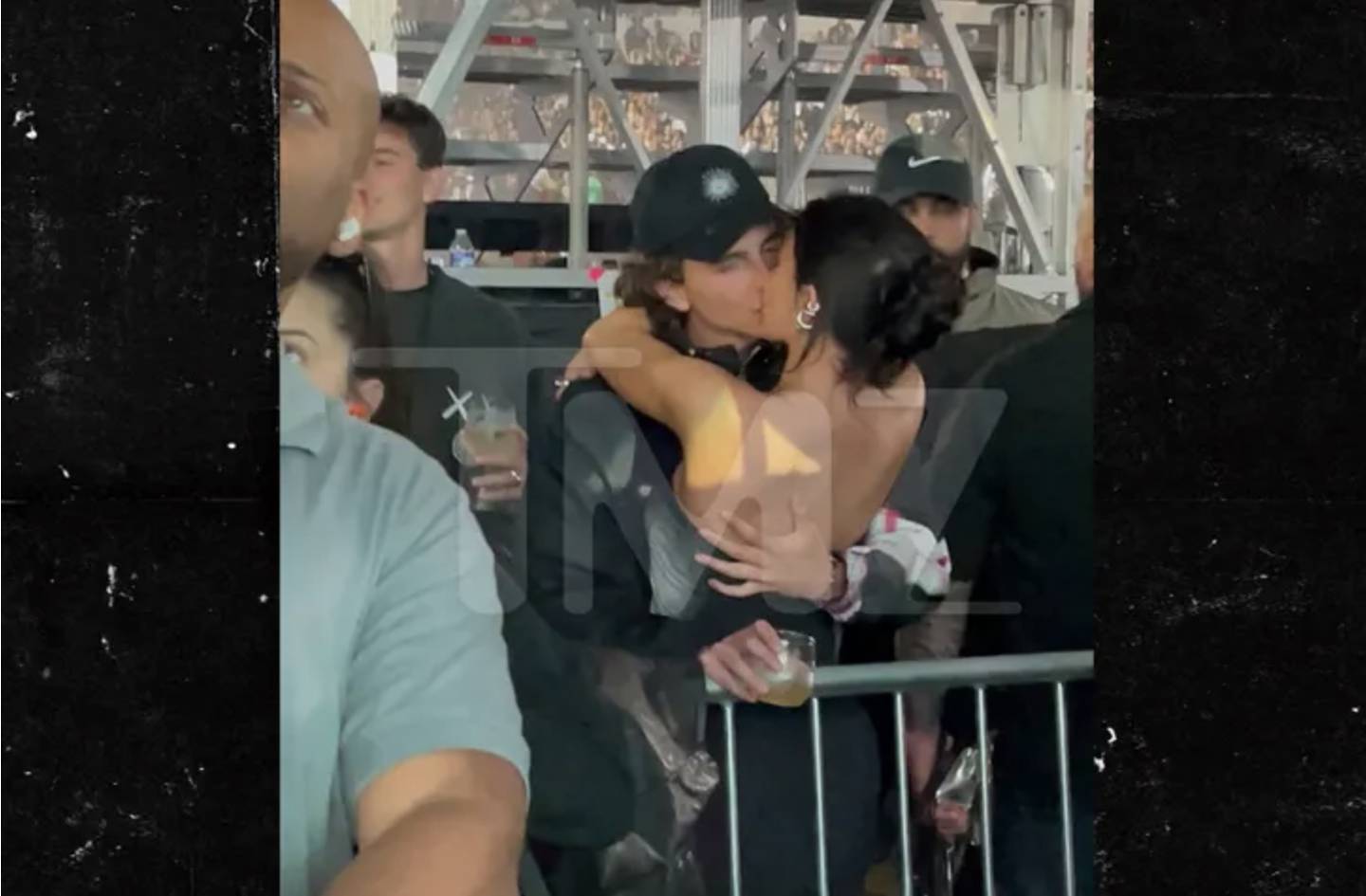 Kylie Jenner y Timothée Chalamet se besan en concierto de Beyonce