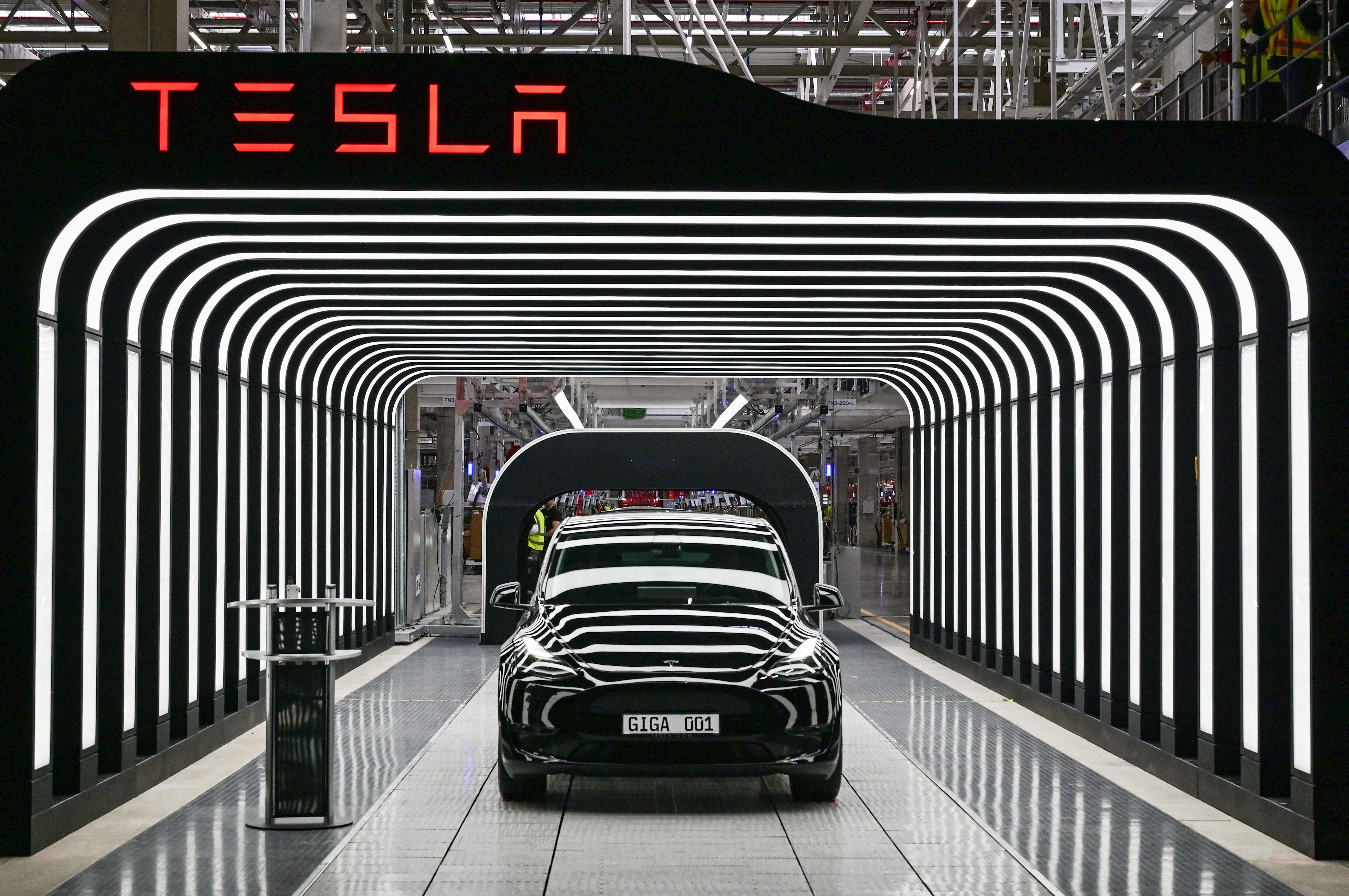 un vehículo eléctrico del modelo Y durante el inicio de la producción en la fábrica ​​de Tesla, en Gruenheide, al sureste de Berlín. Archivo: