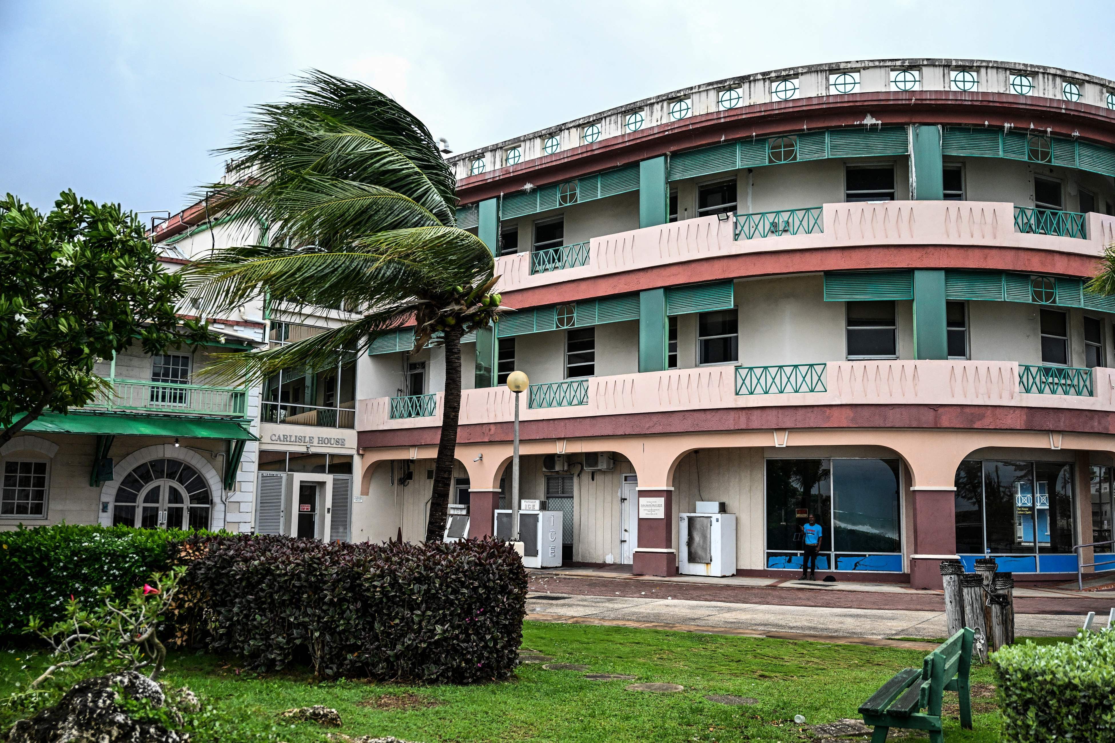 Un hombre se encuentra a la sombra de un edificio en el centro de Bridgetown mientras el huracán Beryl pasa cerca de Bridgetown, Barbados, el 1 de julio de 2024. El huracán Beryl avanzó hacia el sureste del Caribe el lunes temprano cuando los funcionarios advirtieron a los residentes que buscaran refugio antes de los fuertes vientos y marejadas que se esperan. de la tormenta de categoría 3. (Foto de CHANDAN KHANNA / AFP)