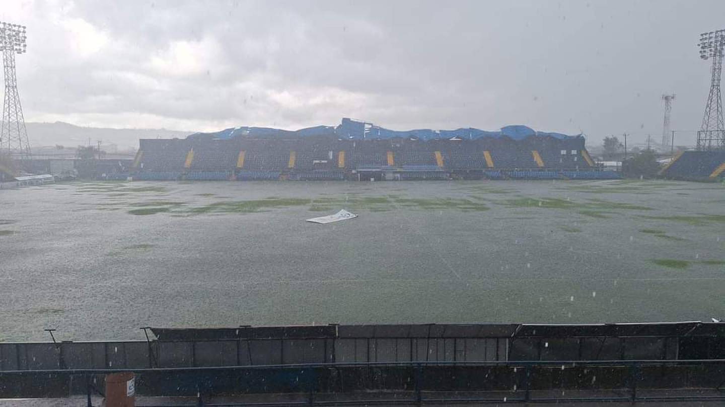 La gramilla del estadio Fello Meza se inundó por completo, ante las intensas lluvias que golpearon a la provincia de Cartago.