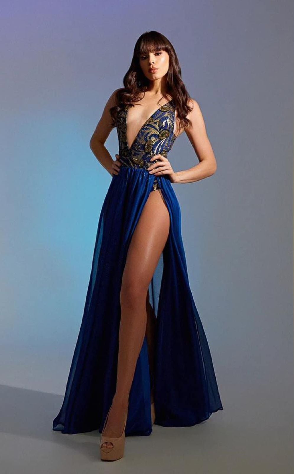 Elena Hidalgo es modelo profesional y tiene 32 años. Ella tiene una estatura de 1,77 metros. 