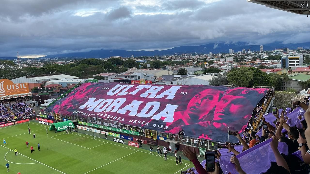 Los aficionados de Saprissa desplegaron una manta impresionante en el sector sur, para el duelo de las semifinales ante San Carlos. Para la final contra Alajuelense también preparan algo especial. 