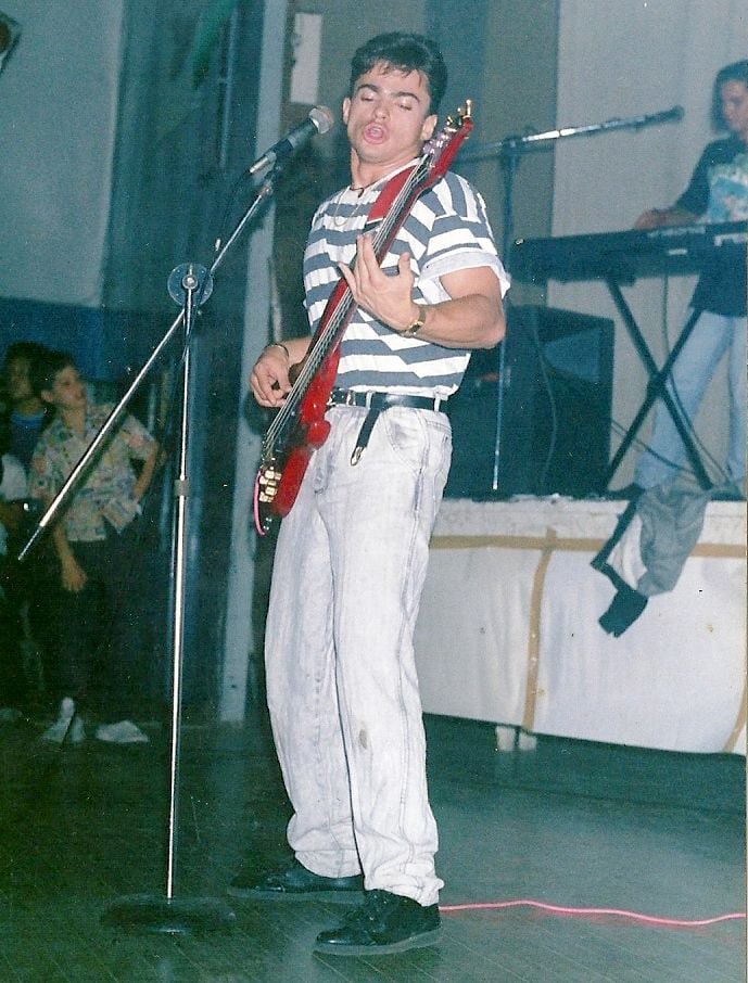 Marco Chacón inició como bajista del grupo Arena, pero luego de la salida del cantante, él asumió los vocales.  En ese momento fue cuando grabaron su único disco de larga duración.