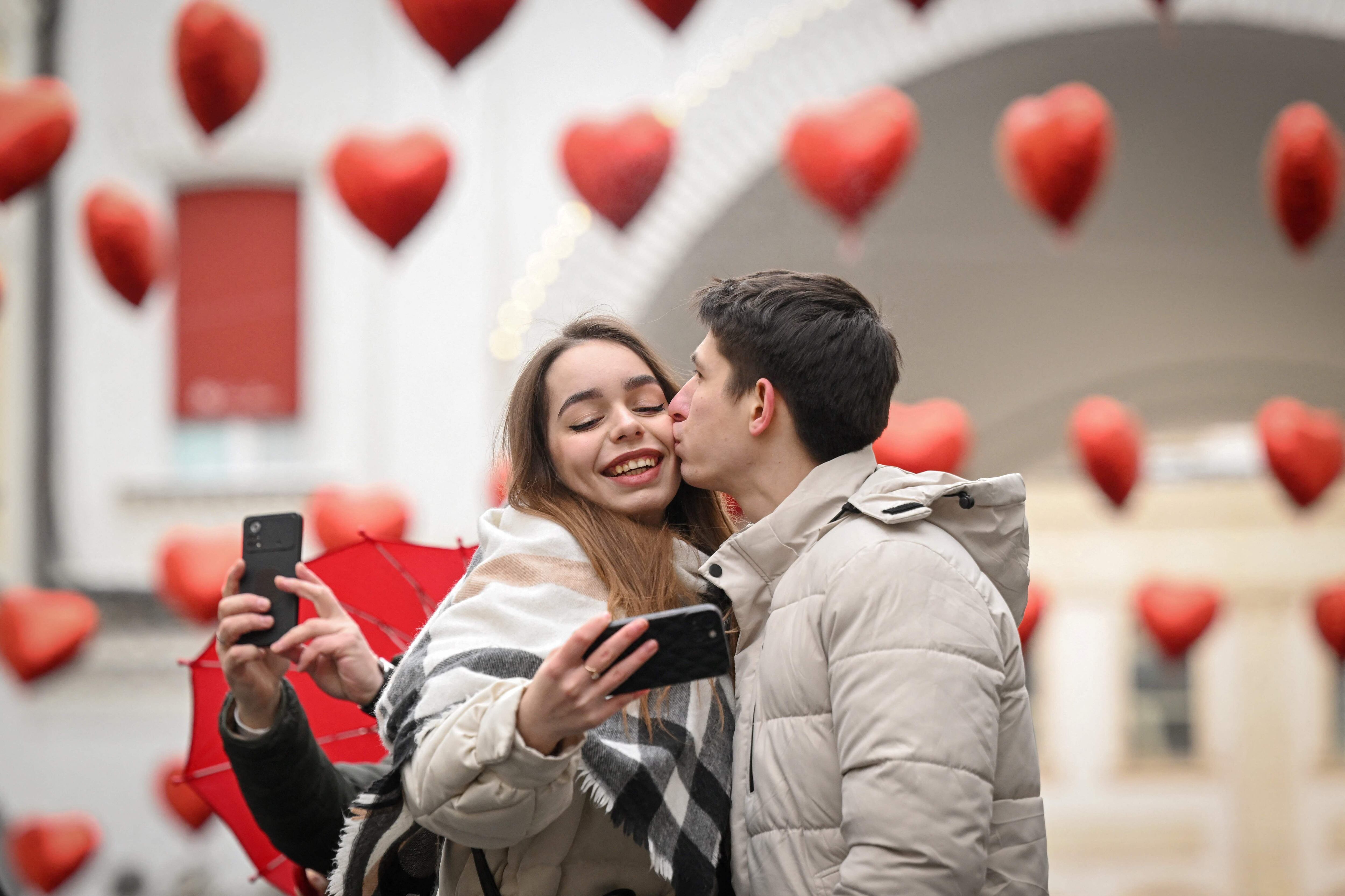 En Moscú,  en medio de globos en forma de corazones, esta pareja se toma un selfi para celebrar su amor.



