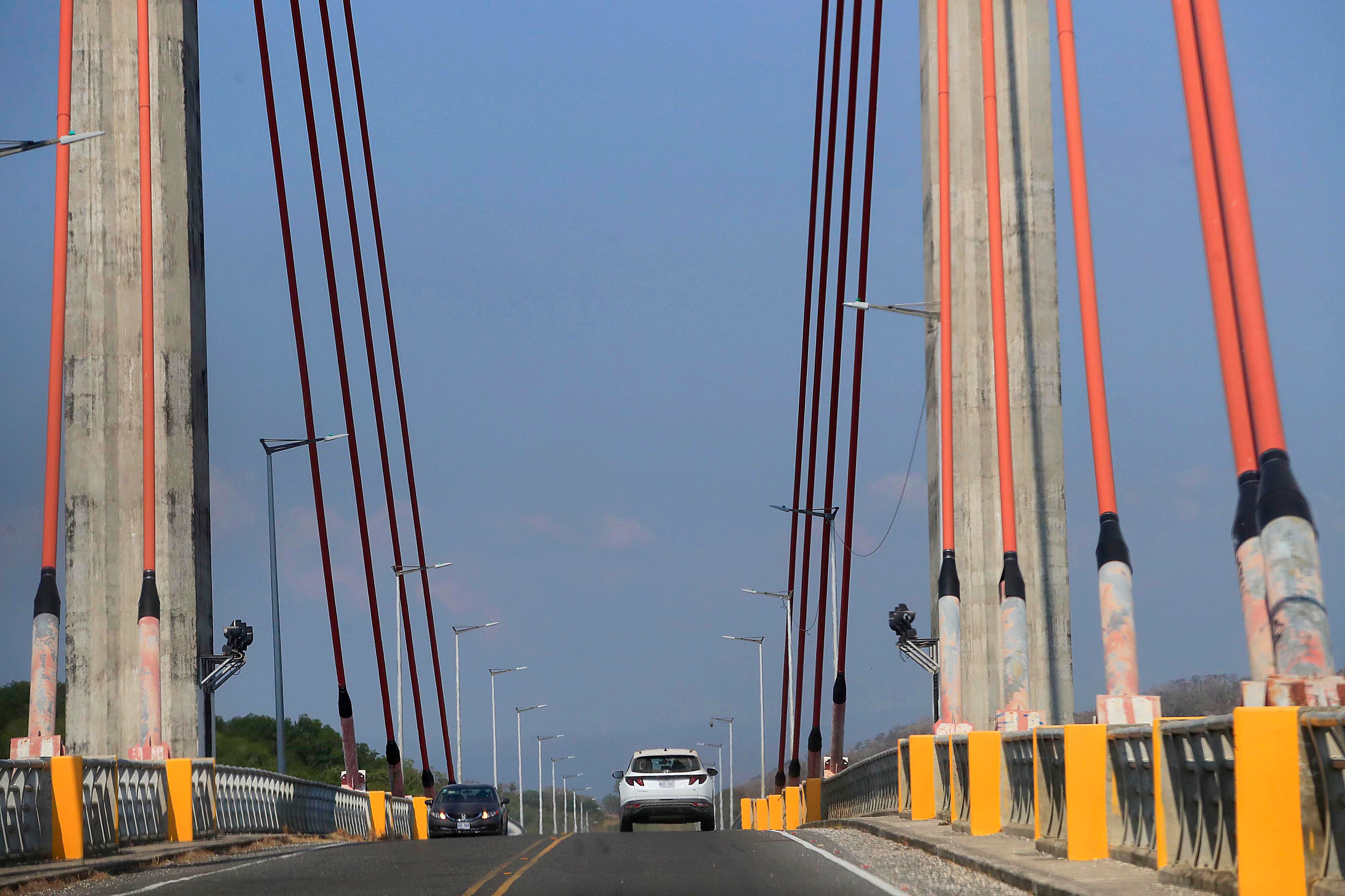 El paso por el puente La Amistad, sobre el río Tempisque, permacerá cerrado entre abril y julio, debido a la necesidad de someter la estructura a una serie de reparaciones. Foto: 