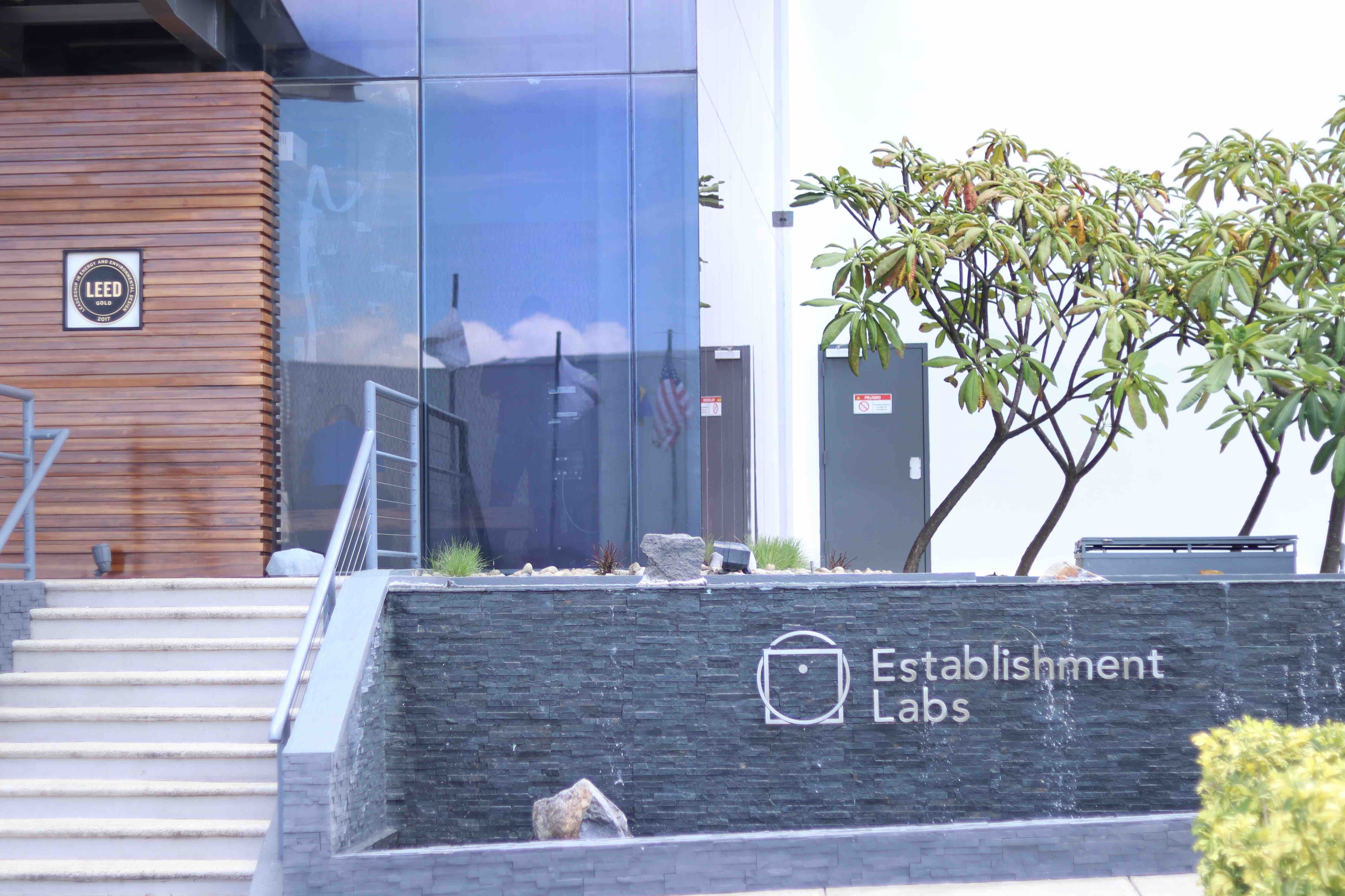 Establishment Labs inauguró su centro de innovación y manufactura, Sulàyöm el pasado 19 de julio, en Alajuela. Casi 3 meses después, recibió la aprobación de la FDA para el uso de su expansor de tejidos en Estados Unidos. 
