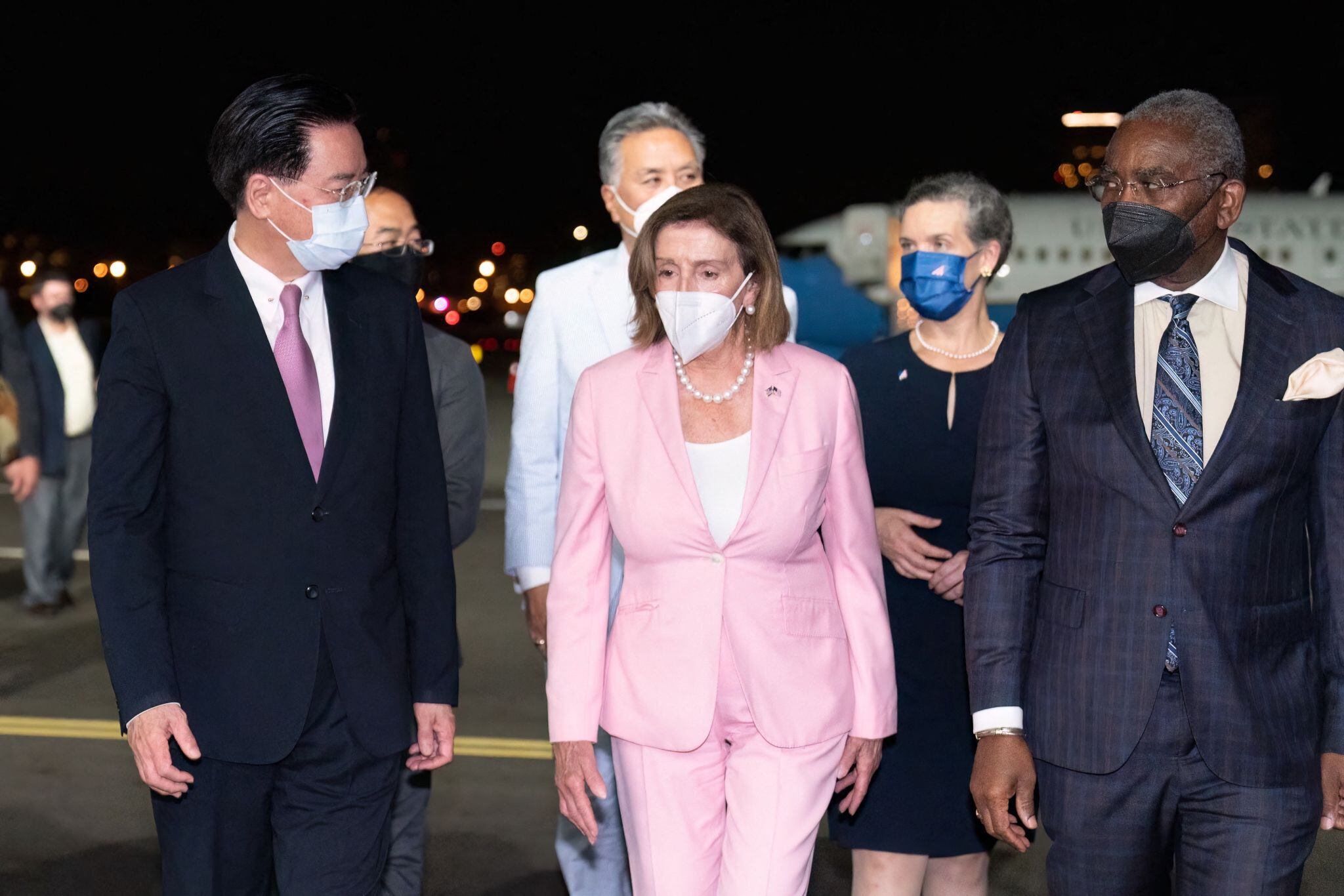 Imagen divulgada por el Ministerio de Relaciones Exteriores de Taiwán este 2 de agosto de 2022 de la presidenta de la Cámara de Representantes de EE. UU., Nancy Pelosi, recibiendo la bienvenida a su llegada al aeropuerto de Sungshan en Taipei. Fotografía: 