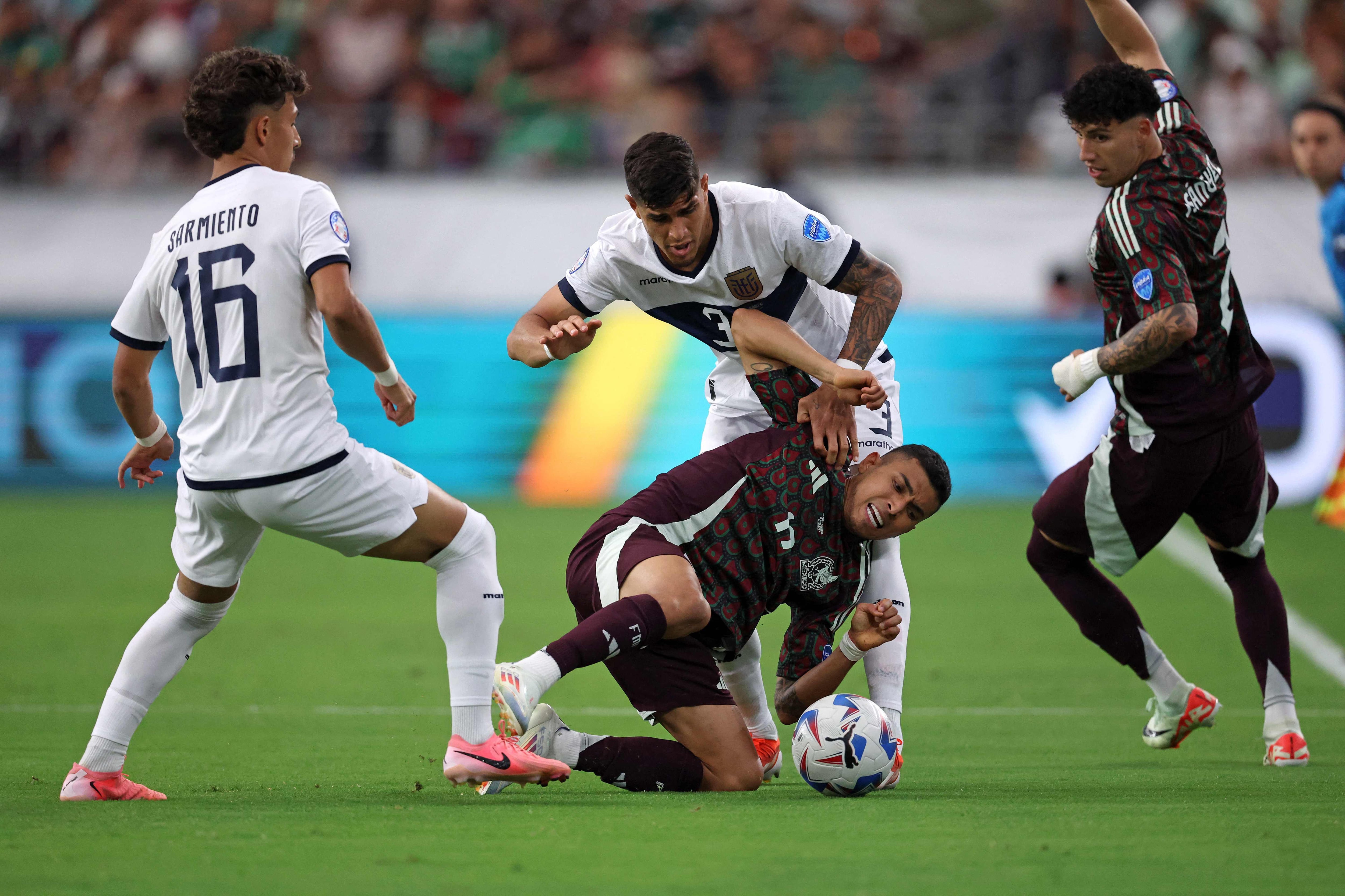 México quedó eliminado en la Copa América al empatar 0-0 contra Ecuador. Orbelin Pineda pelea por el balón contra Jeremy Sarmiento y Piero Hincapié.
