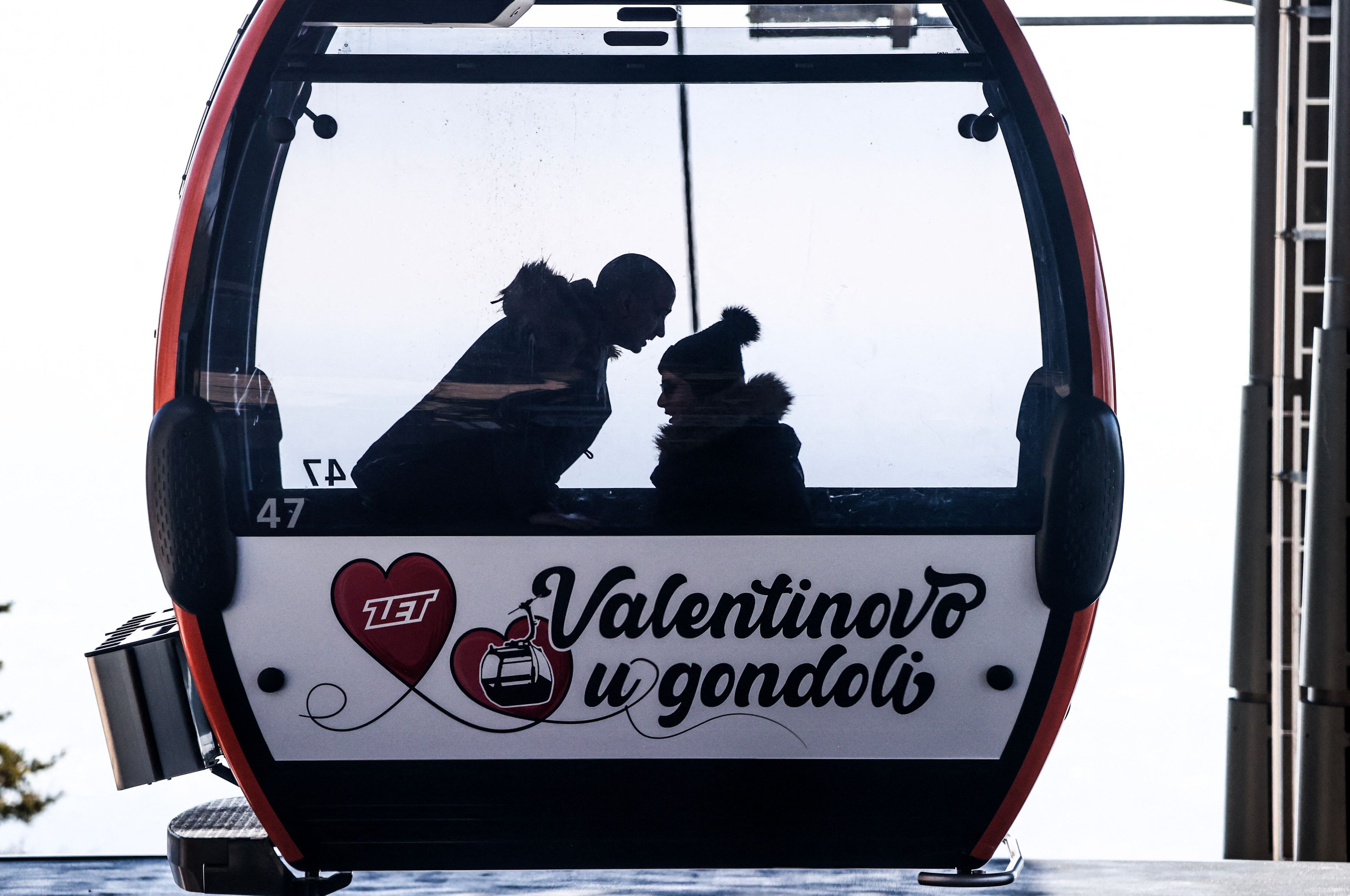 Más allá de los regalos, también se puede celebrar San Valentín viviendo nuevas experiencias, como el paseo en góndola que hizo esta pareja en Zagreb, Croacia.




