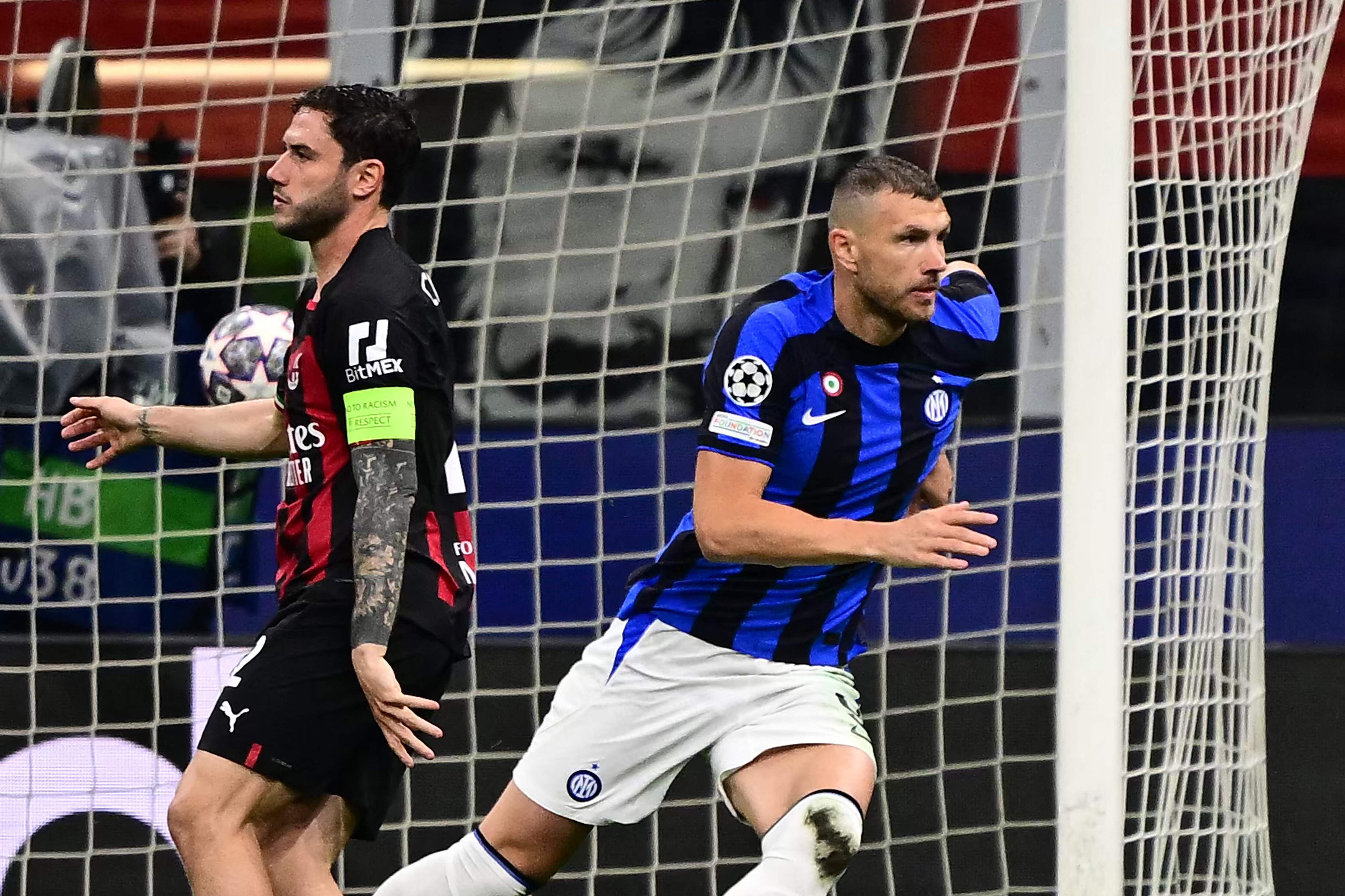 Edin Dzeko estuvo muy marcado por Davide Calabria al minuto ocho, pero aún así, logró sacar un zurdazo para marcar el primer gol del partido. 