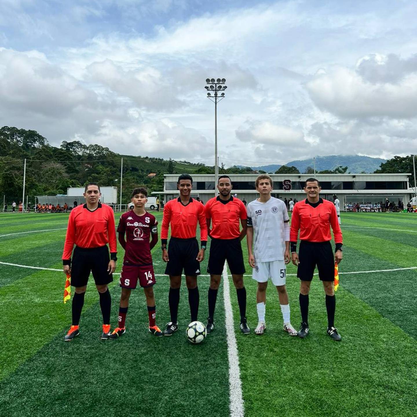 Los capitanes Matías Vargas y Fernando Marín posaron para la fotografía de rigor con los árbitros antes del partido definitivo de la final de la U-14 entre Saprissa y Sporting.