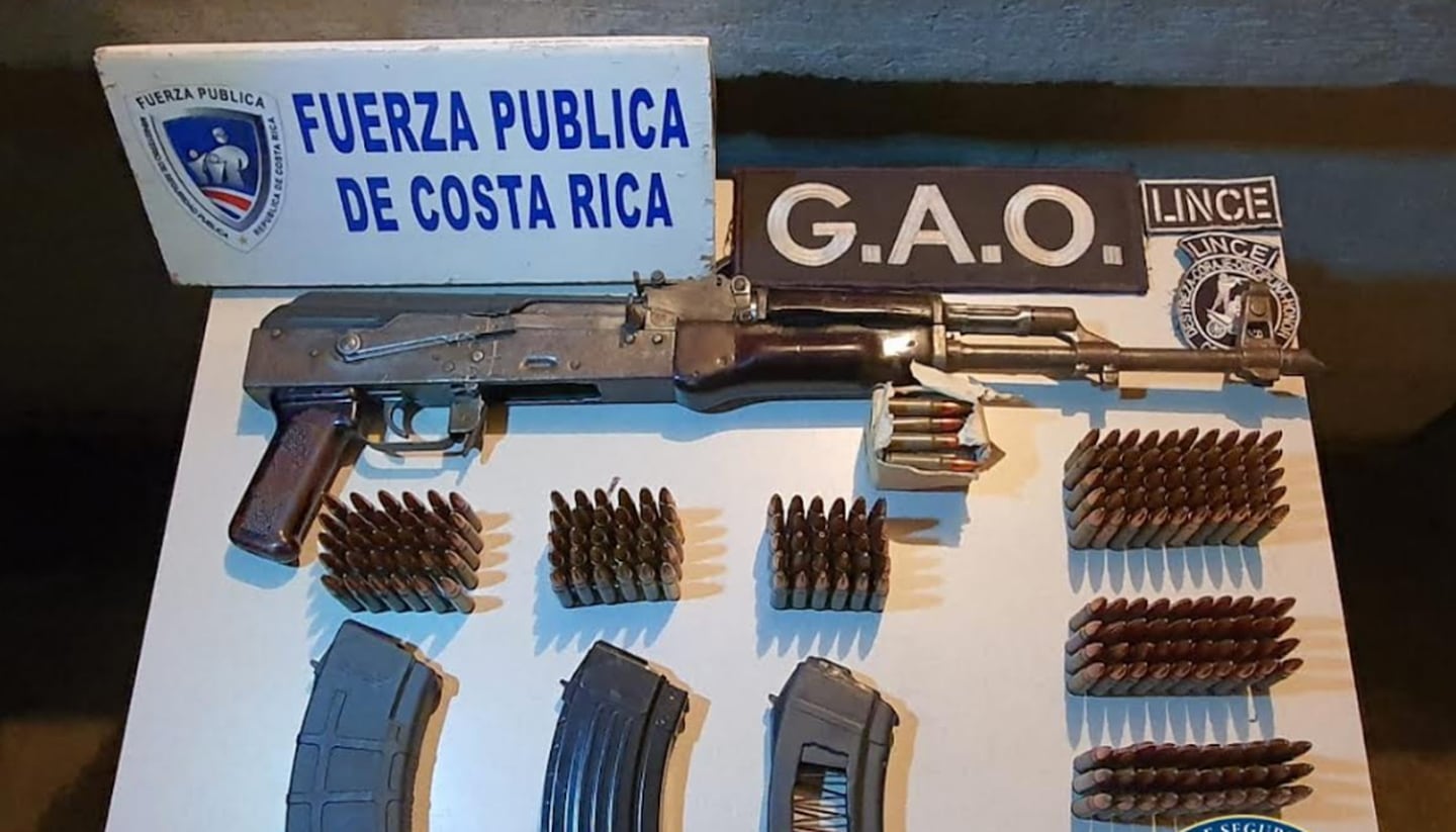 La lucha cruenta de grupos narco por territorio lleva al uso de armas de guerra, como este fusil AK- 47, decomisado la noche del lunes. Foto: Cortesía MSP.