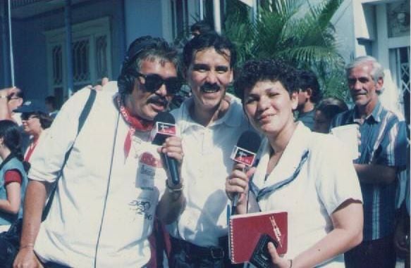 Años después de los Juegos Nacionales de 1987, Griselda Sanabria se incorporó oficialmente a Radio Alajuela; bajo la dirección de Gonzalo Corea (centro). Ambos periodistas posan con el comediante Emeterio Viales. Foto: Cortesía Griselda Sanabria