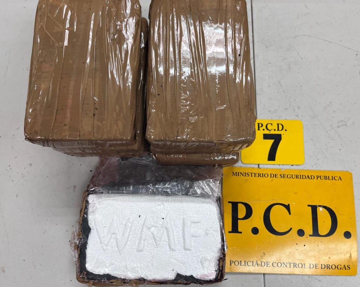 Esta es una parte de la cocaína decomisada al hombre, de apellidos Naranjo Hernández. (Ministerio de Seguridad Pública).
