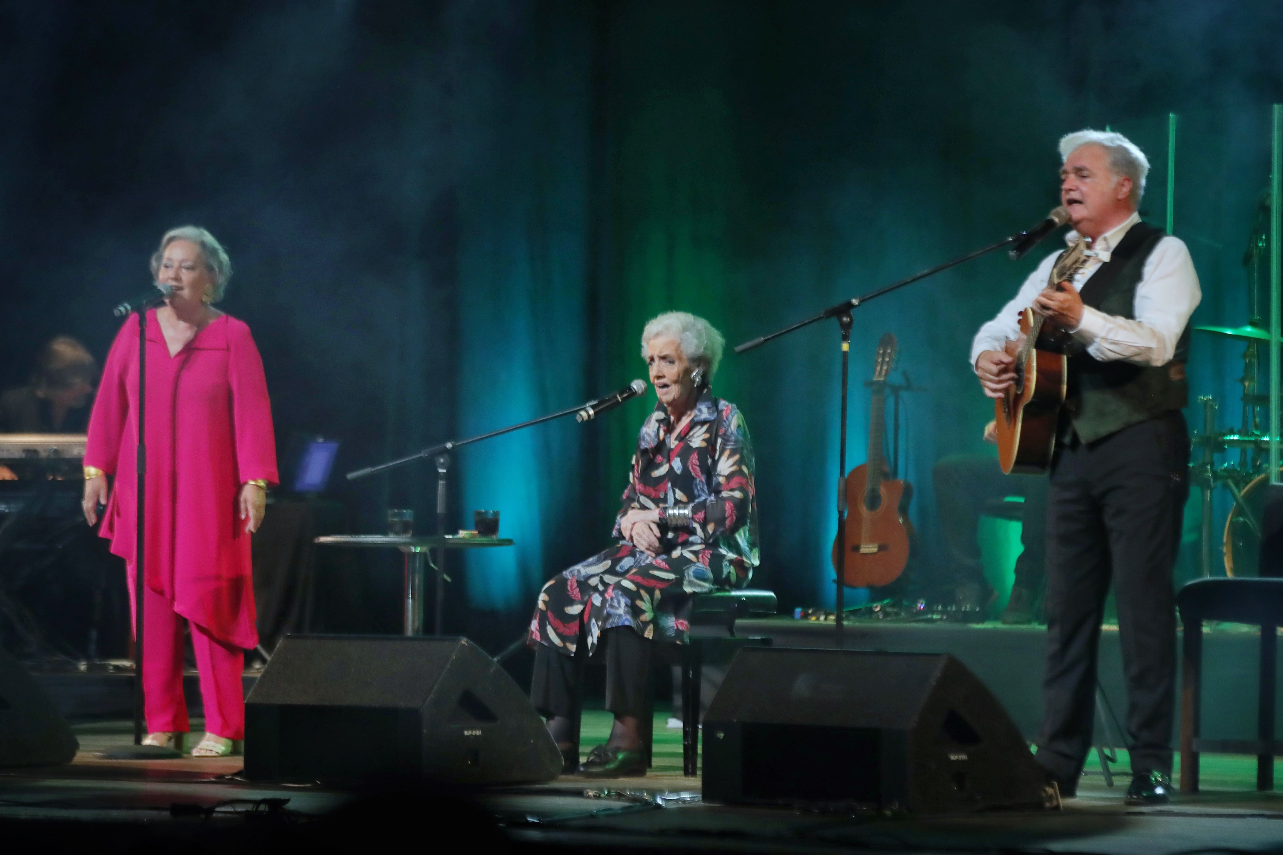 Los hermanos Estíbaliz, Amaya e Iñaki Uranga mantienen una buena relación no solo familiar sino artística.  Desde hace más de 50 años cantan juntos en El Consorcio.