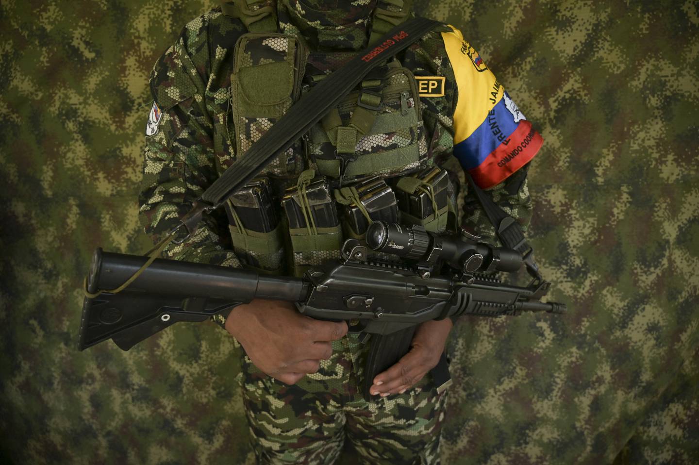 El General Mario Montoya, exjefe del ejército de Colombia, fue imputado por el tribunal de paz de Colombia por su presunta responsabilidad en el asesinato y desaparición de 130 civiles que fueron presentados falsamente como guerrilleros.