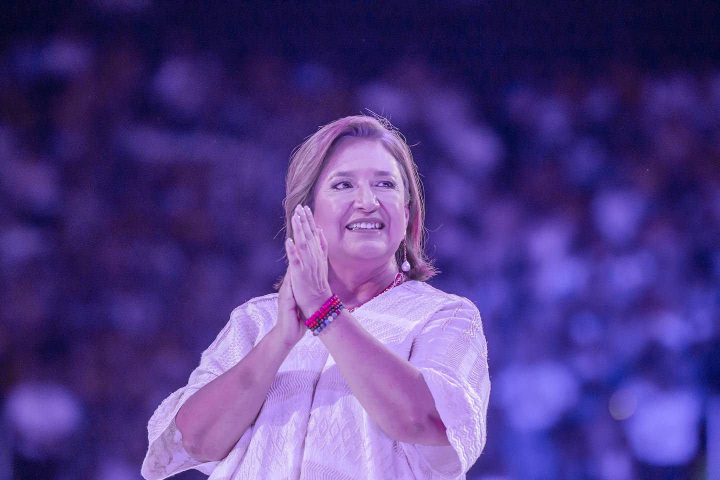 Xochitl Galvez, candidata presidencial de México para el partido de coalición Fuerza y ​​Corazón por México, hace gestos a sus partidarios durante su mitin de cierre de campaña, en Monterrey, estado de Nuevo León, México, el 29 de mayo de 2024.