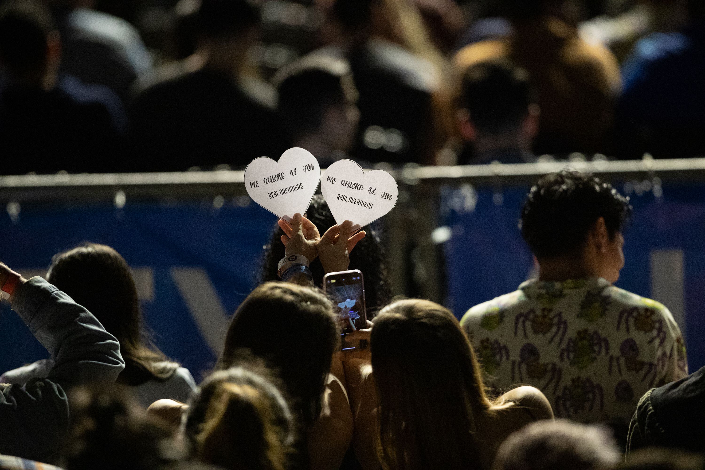 Los fans de Danna Paola levantaron corazones en pleno concierto de la artista y la hicieron llorar con sus muestras de cariño. 