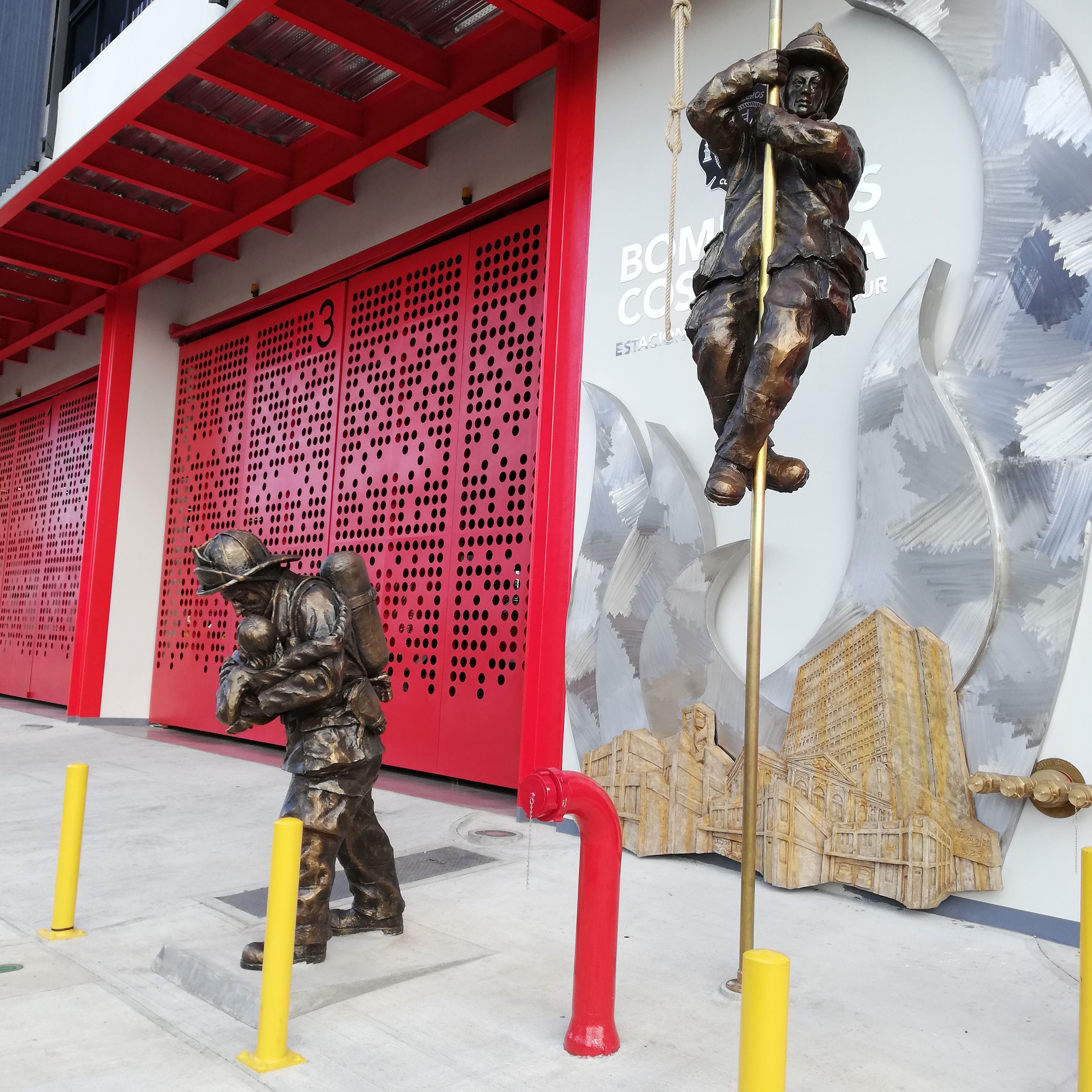 Las esculturas fueron colocadas el frente de las dos nuevas estaciones de bomberos: Metropolitana Norte y Sur. Foto: Archivo.