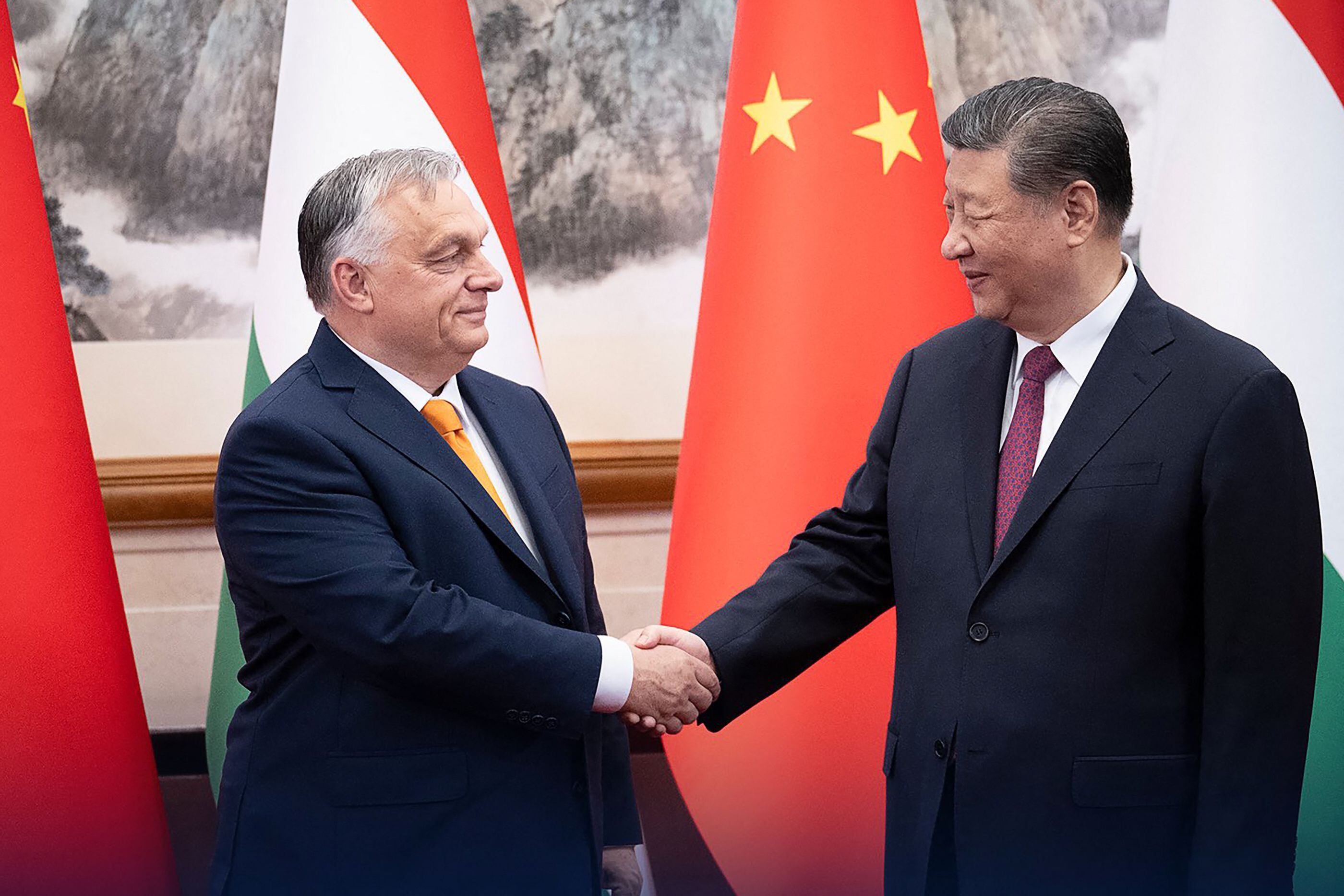 Este folleto de la cuenta de la plataforma de redes sociales X (anteriormente Twitter) del primer ministro de Hungría, Viktor Orban, @PM_ViktorOrban, publicado el 8 de julio de 2024, muestra a Viktor Orban (izq.) estrechando la mano del presidente de China, Xi Jinping, en Beijing. 
