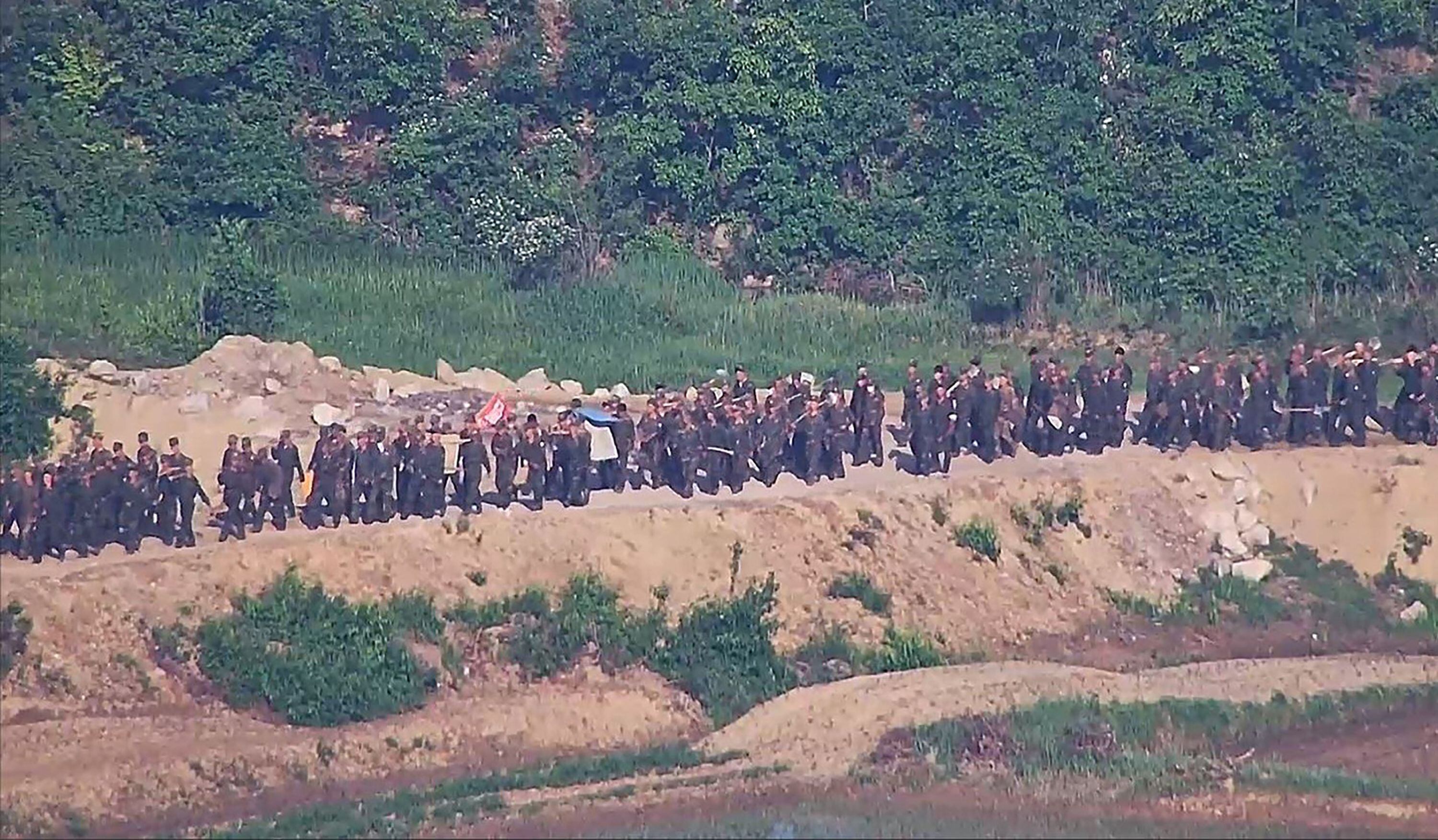 Soldados norcoreanos trabajando en un lugar no revelado cerca de la frontera fuertemente fortificada, visto desde un área de guardia de Corea del Sur.