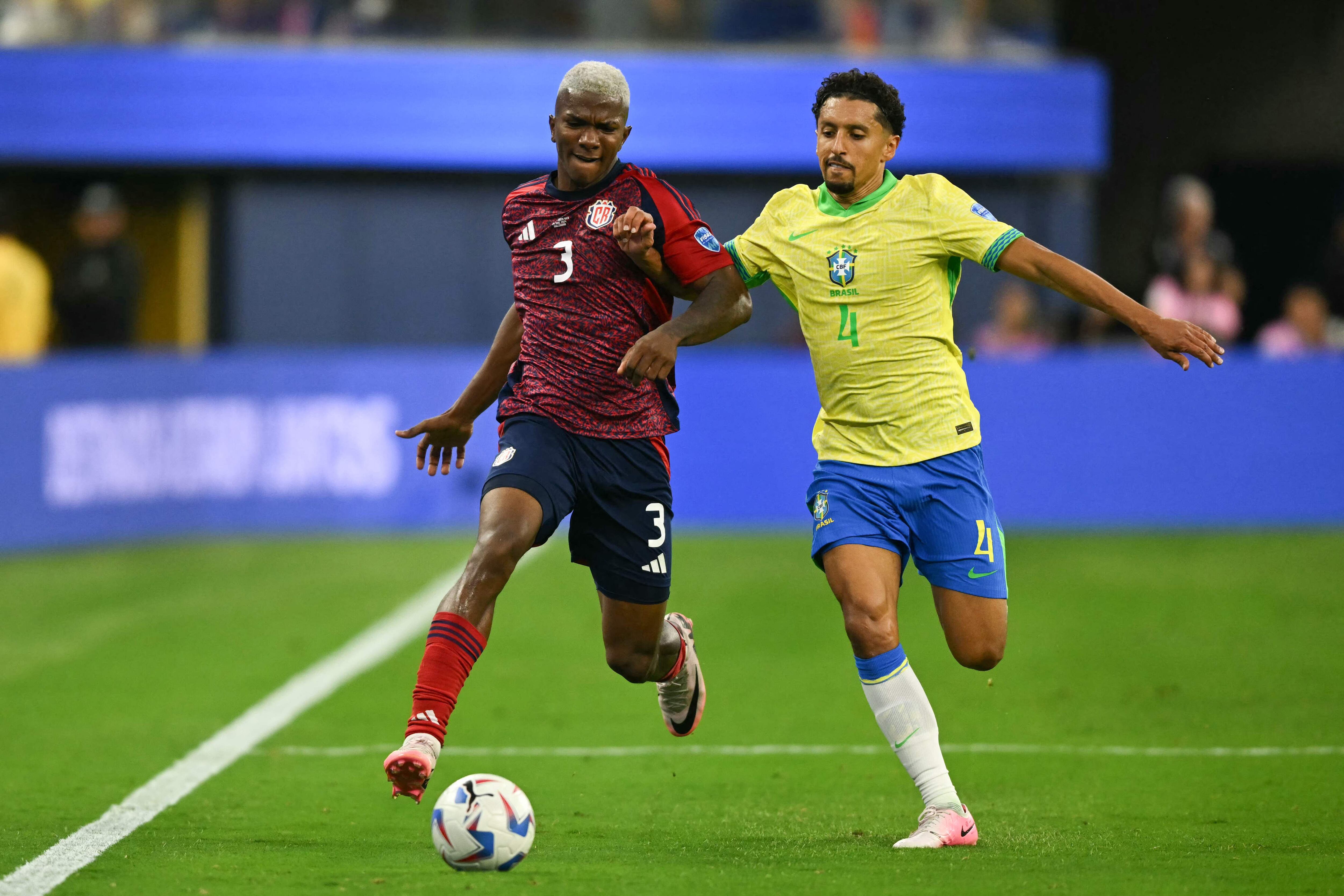 El defensor Jeyland Mitchell disputa el balón con el brasileño Marquinhos, en el empate 0-0 entre Costa Rica y Brasil, en la Copa América.
